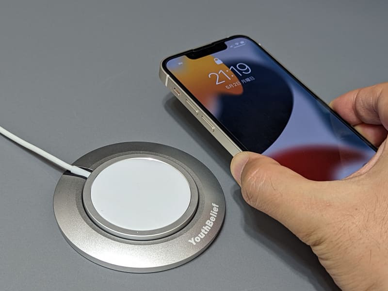 MagSafe充電器は卓上に残り、iPhoneだけを取り外すことができる