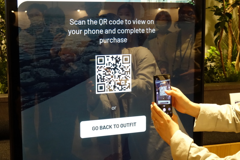 サイネージ自分のスマホにリンクを送り、商品閲覧・確認が可能
