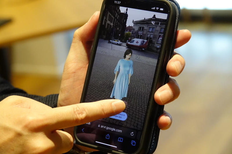 3DCGの衣装を着用するcoh。ボリュメトリックビデオ同様に回転・ズームも可能