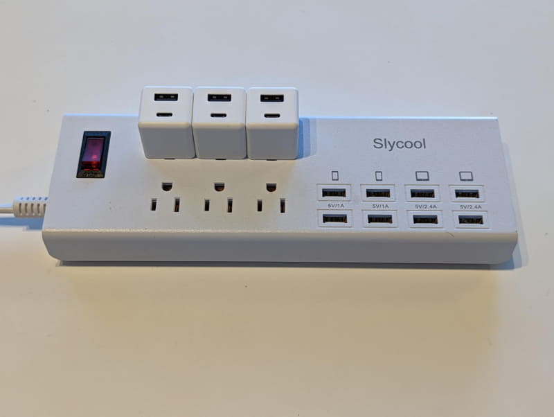 さすがにコンセント間距離が29㎜あってなんとか3つ仲良く並んで使えた