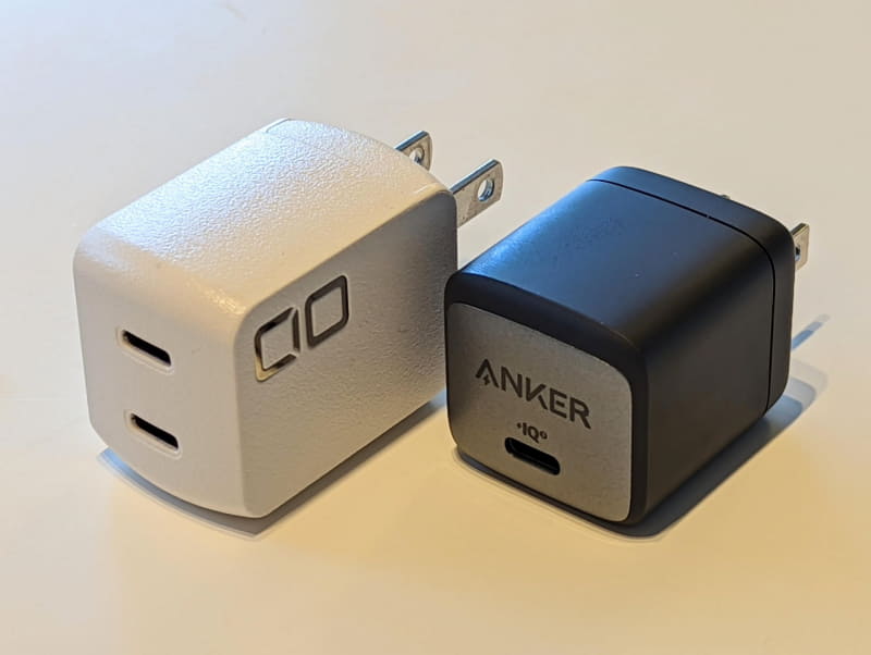 小さく軽くなったUSB PD 45W ACアダプタ。右はANKERの30W