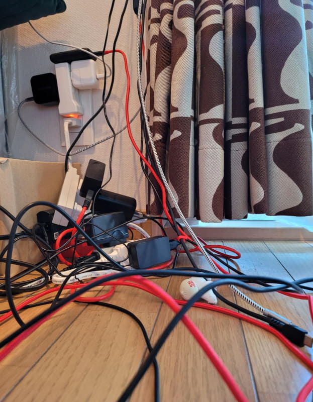 もはや限界に来ていたダイニングテーブル横の壁面コンセント周りの惨状