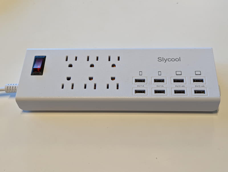 ACプラグが6個、USBポート（Type-A）が8個使えるけっこう理想形