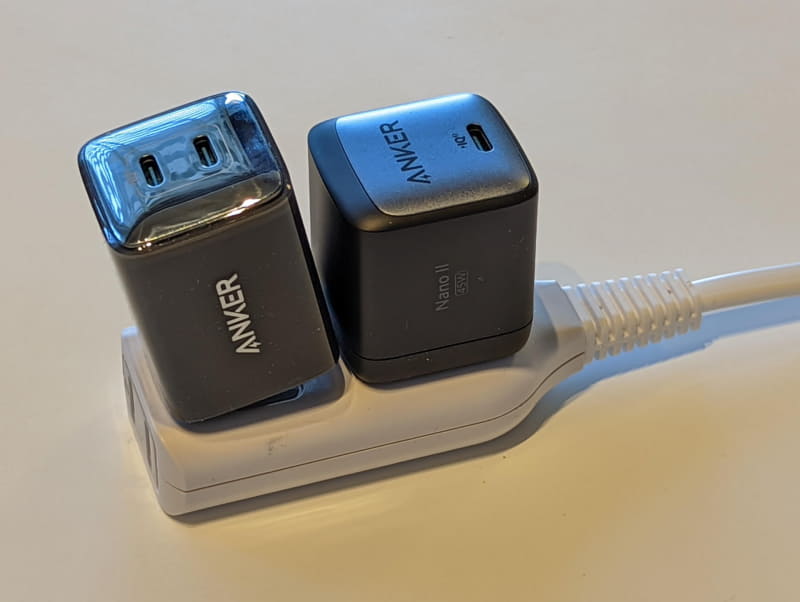 一般的なテーブルタップではこんな感じ。入りそうで実は無理