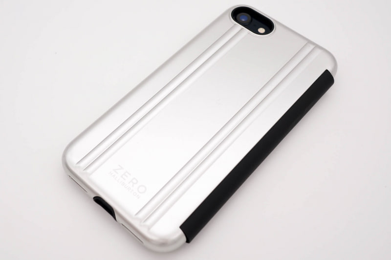 裏側はカメラの穴があるが、iPhone 13などと違って小さめなのでケースのデザインをあまり損なっていない