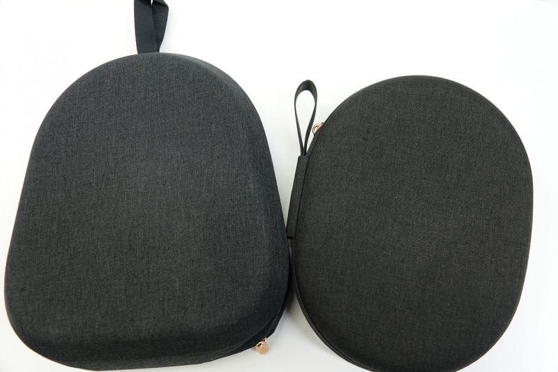 今回の「WH-1000XM5」（左）と先代機種「WH-1000XM4」