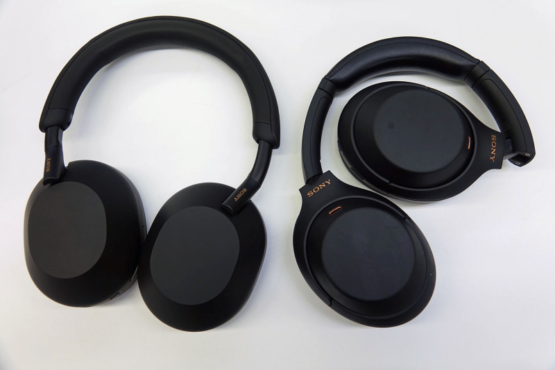 今回の「WH-1000XM5」（左）と先代機種「WH-1000XM4」