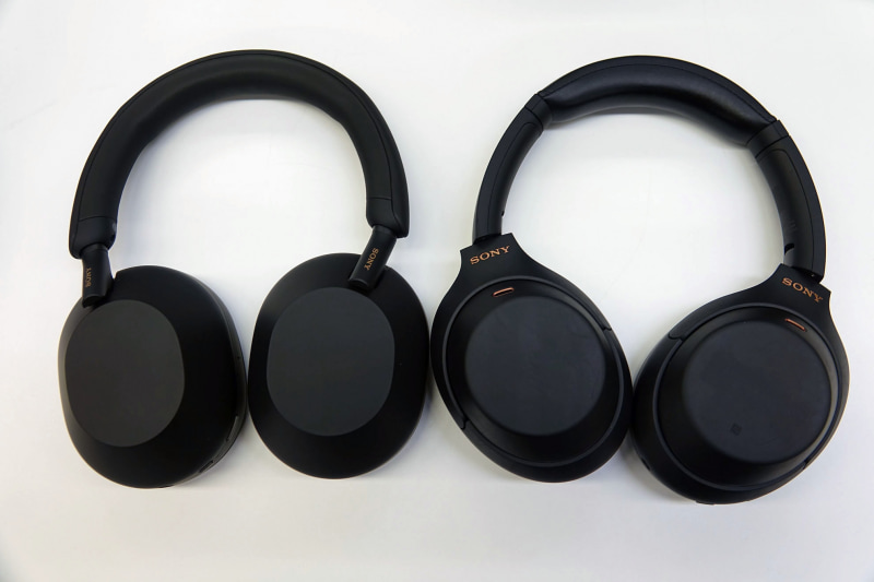 今回の「WH-1000XM5」（左）と先代機種「WH-1000XM4」