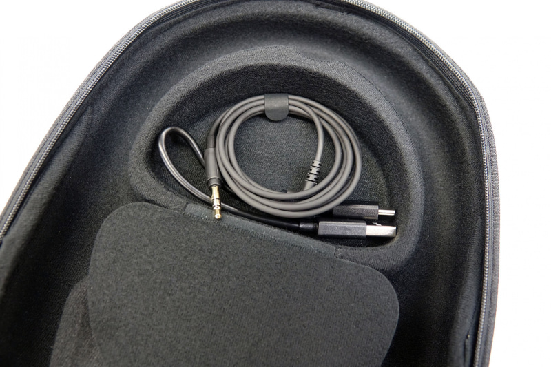 「WH-1000XM5」では先代に続き有線接続（3.5mmジャック）をサポートしている。ケーブルはケースに収納できる