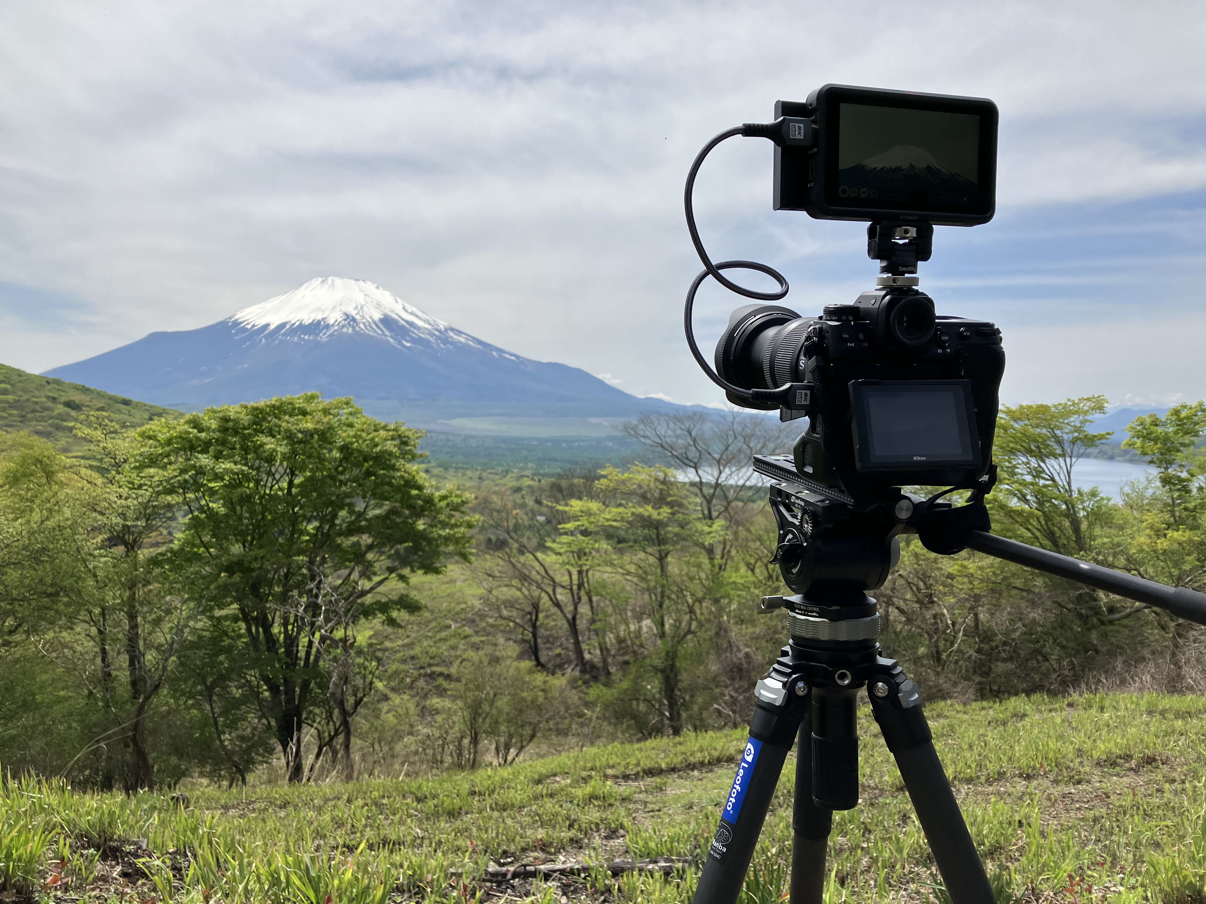 山中湖方面に移動して「ニコン Z 9」で8Kムービーを収録した。使用したビデオ三脚はLeofotoだ。デジタルカメラのお株を奪う勢いのiPhoneだが、まだ8Kムービーは収録できない。フルサイズ機と違いスマートフォンはセンサーサイズが小さいのでピントが深い。こんなシーンもイージーに撮影可能だ。