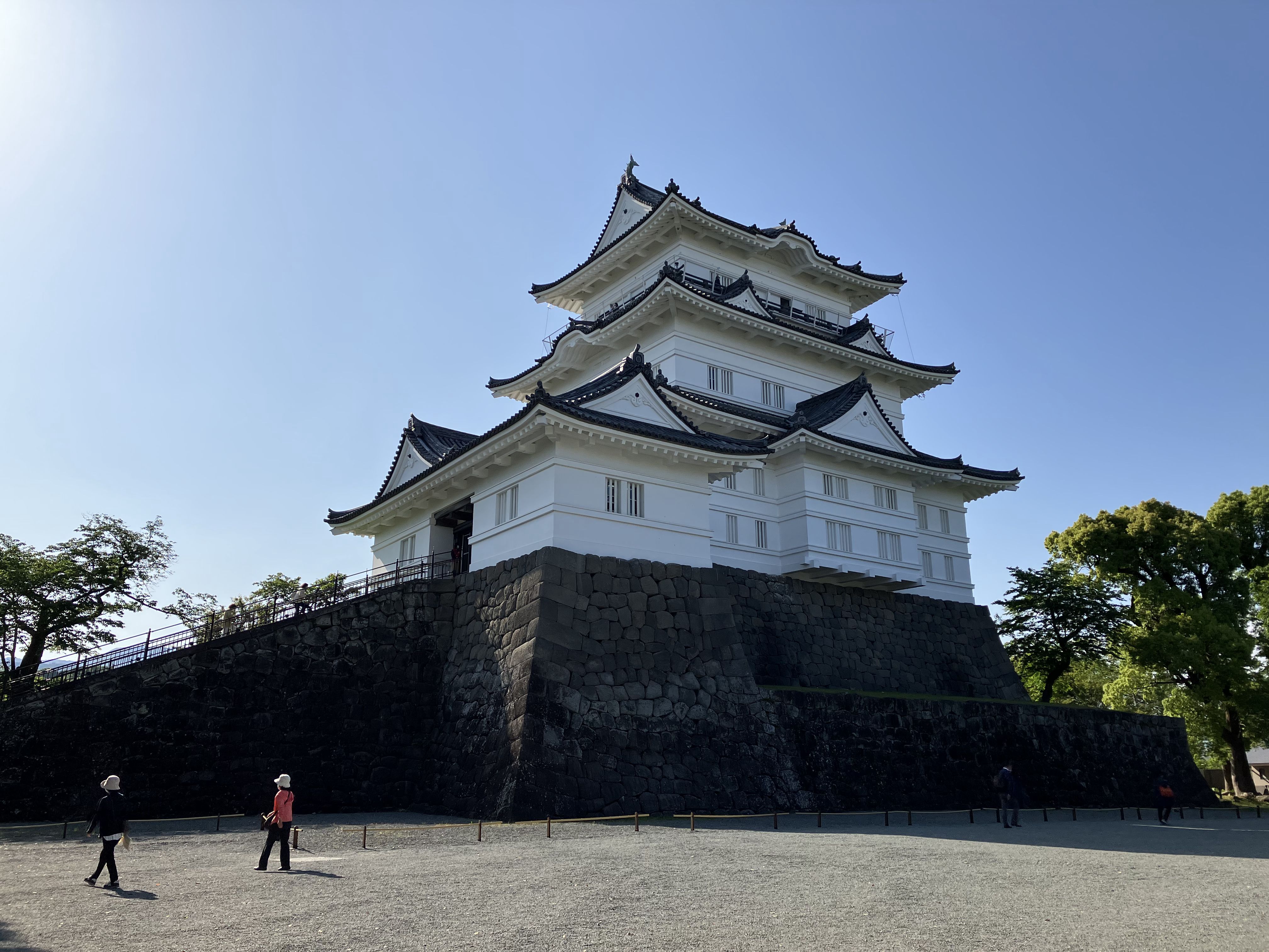 翌日は小田原界隈をブラブラと撮影した。お城の雄大さを28mm相当（35mm版換算）F1.8のカメラはしっかりと写しだしてくれた。