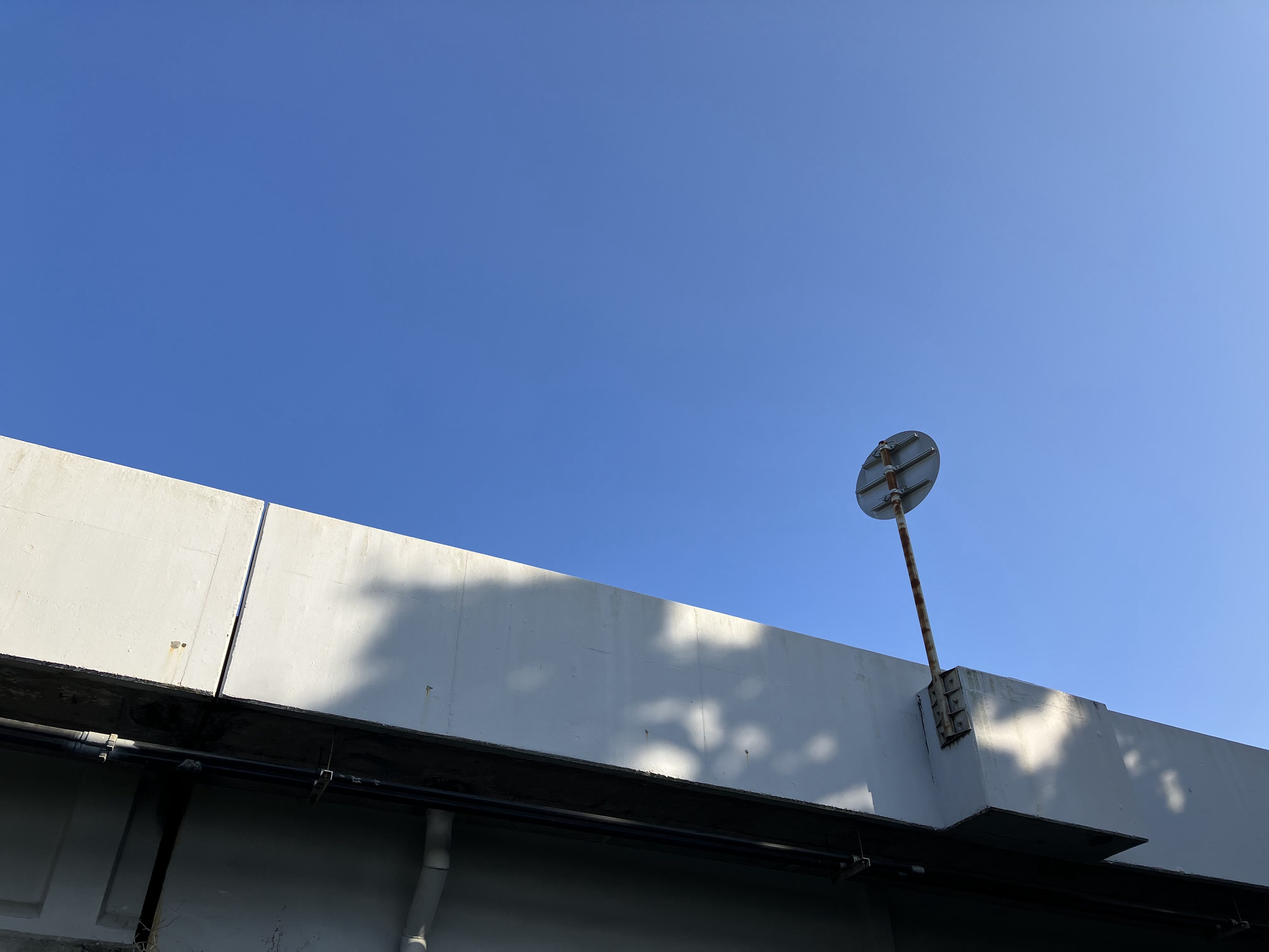 お城から海岸へ向かう。工事中の西湘バイパスをくぐるところのカットだ。さわやかでクリーンな描写はまるで米国西海岸のよう。小さくて軽い「iPhone SE（第3世代）」ならポケットからサッと取り出してシャッターを切れるのがいい。