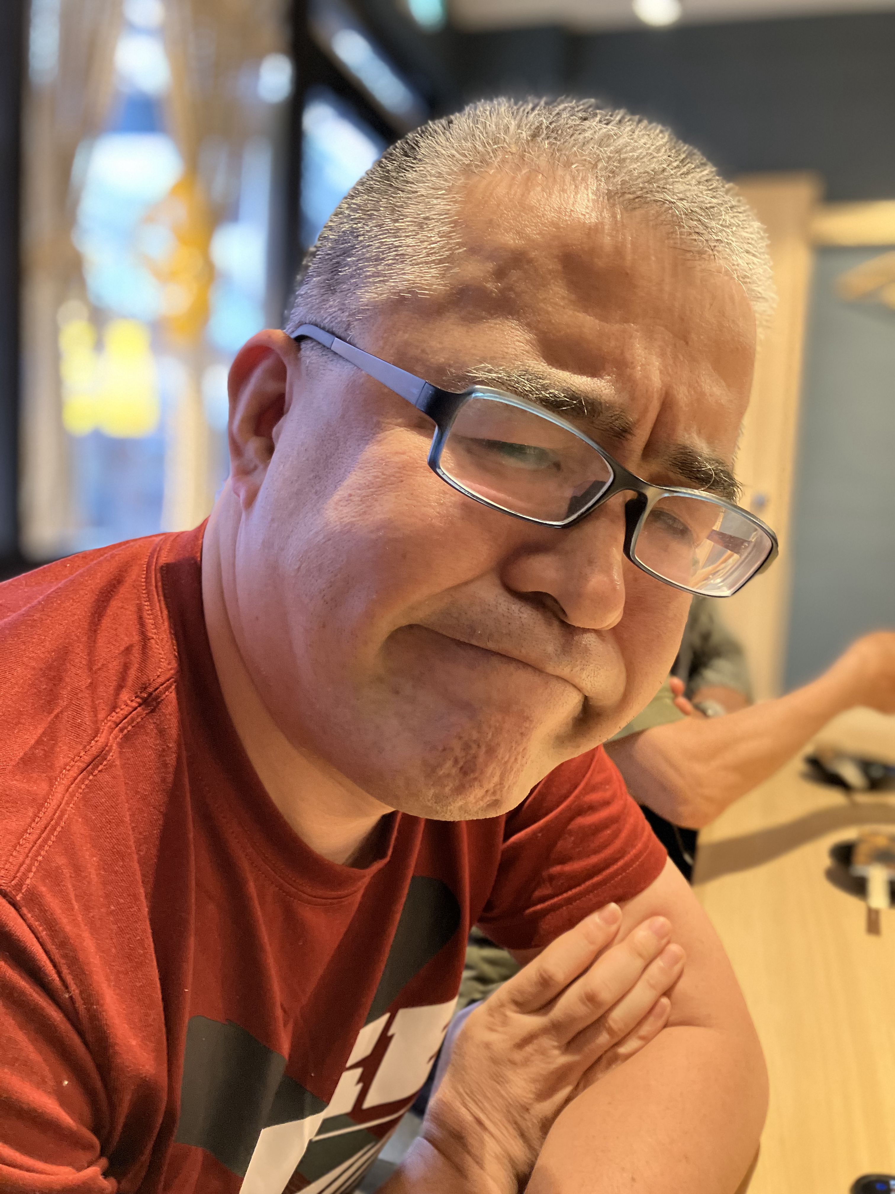 観戦後は友人を呼び出して調布で反省会。「iPhone SE（第3世代）」はシングルカメラだがポートレートモードで人物を浮かび上がらせて撮影できる。エッジ判定が微妙なところも見受けられるがまずまずの写りだと感じた。