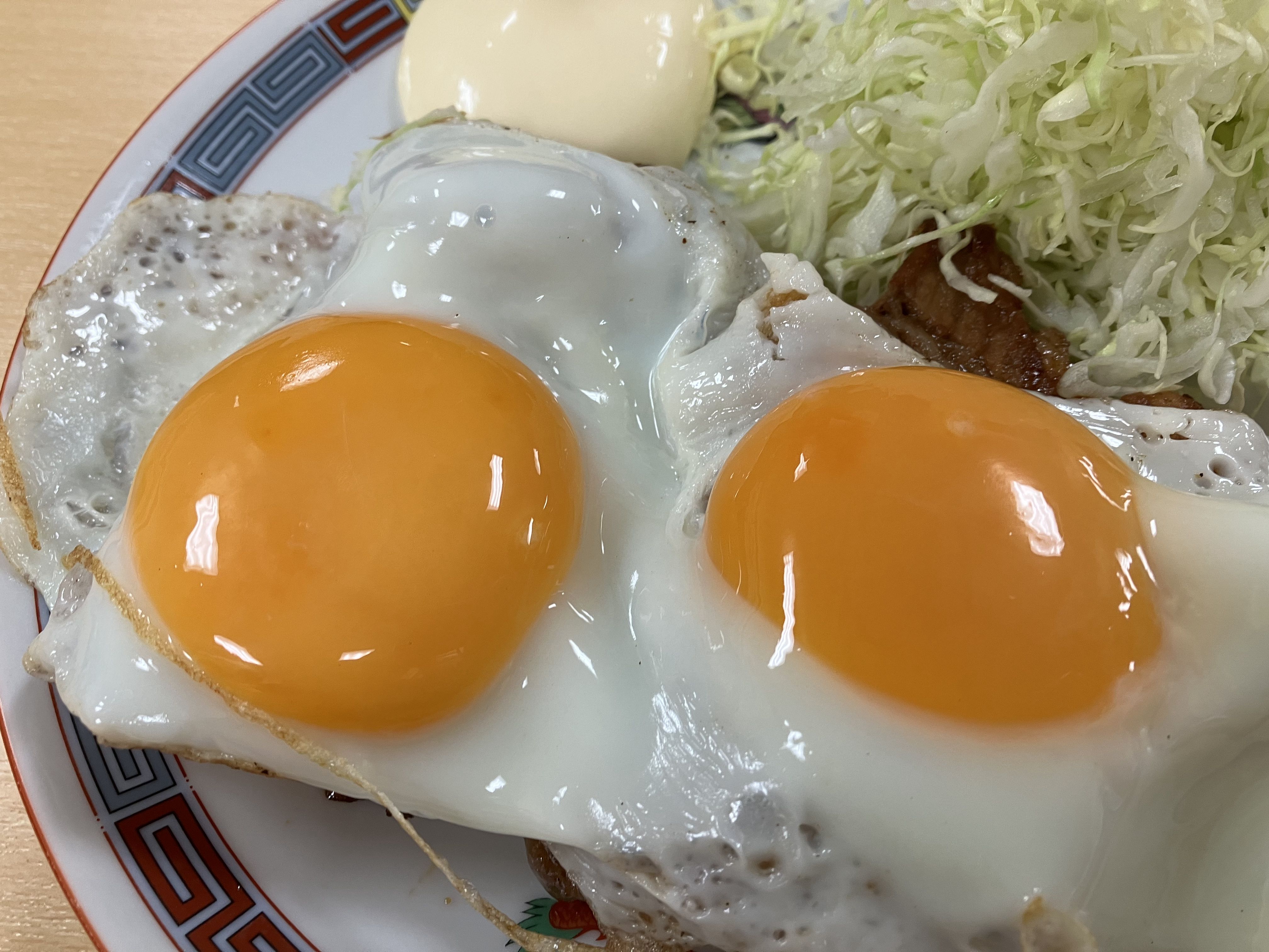 その酒場でのカット。蛍光灯環境だったがホワイトバランスも的確で、美味しそうに目玉焼きを撮影できた。「iPhone SE（第3世代）」、メシマズ写真は撮れそうもない。