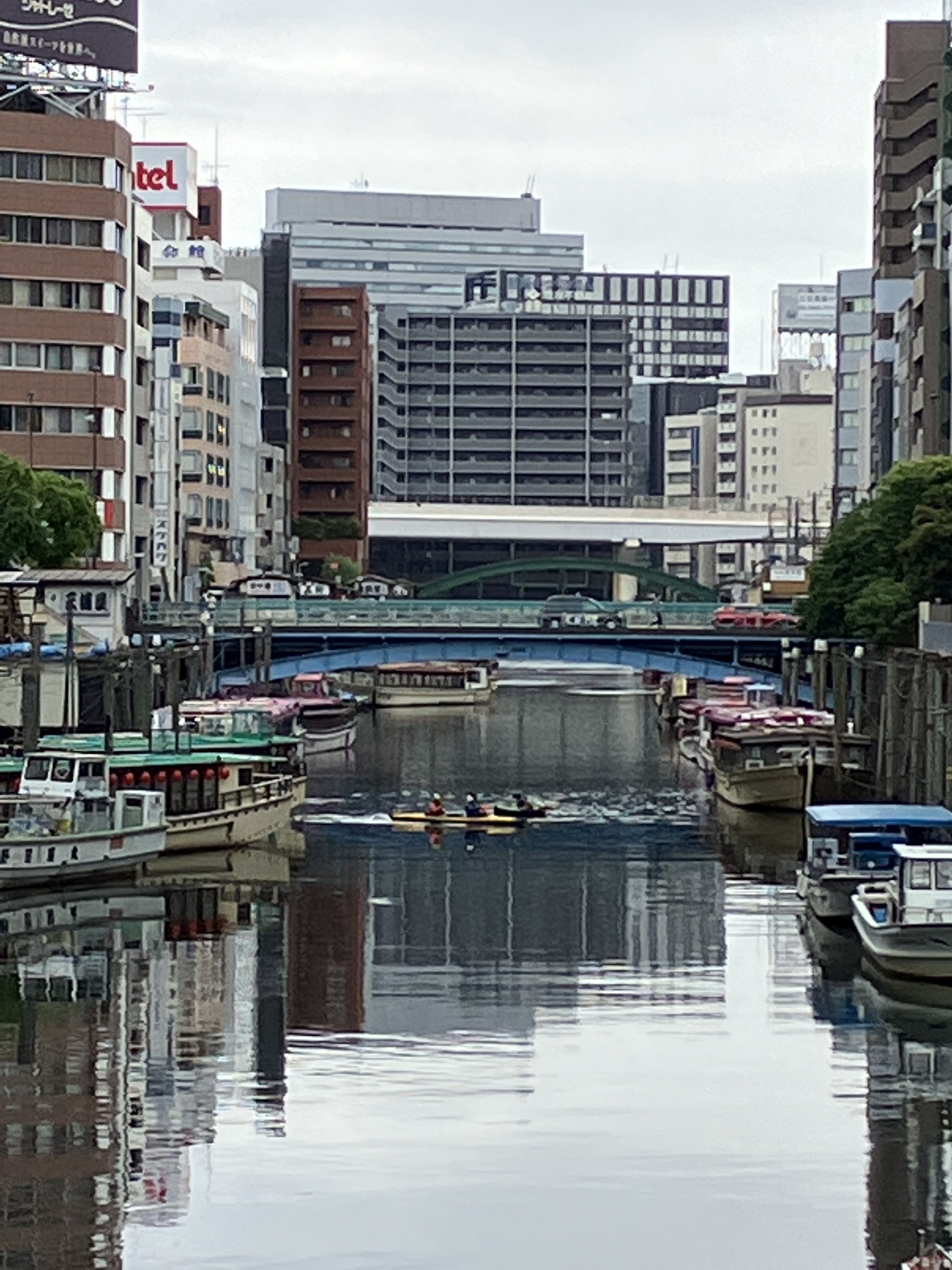 知人の写真展を見に行く途中、神田川でカヌーを発見。「iPhone SE（第3世代）」をデジタルズームして撮影した。しかしやはり残念な写り。ピンチインはわずかにとどめておいた方が無難である。遠くの写真をキレイに撮りたいのであれば「iPhone 13 Pro」シリーズがいいですな。「どこまで行くのですか？」と橋上から尋ねてみると「茅場町の方まで」と返事が。お気をつけてとお見送りした。
