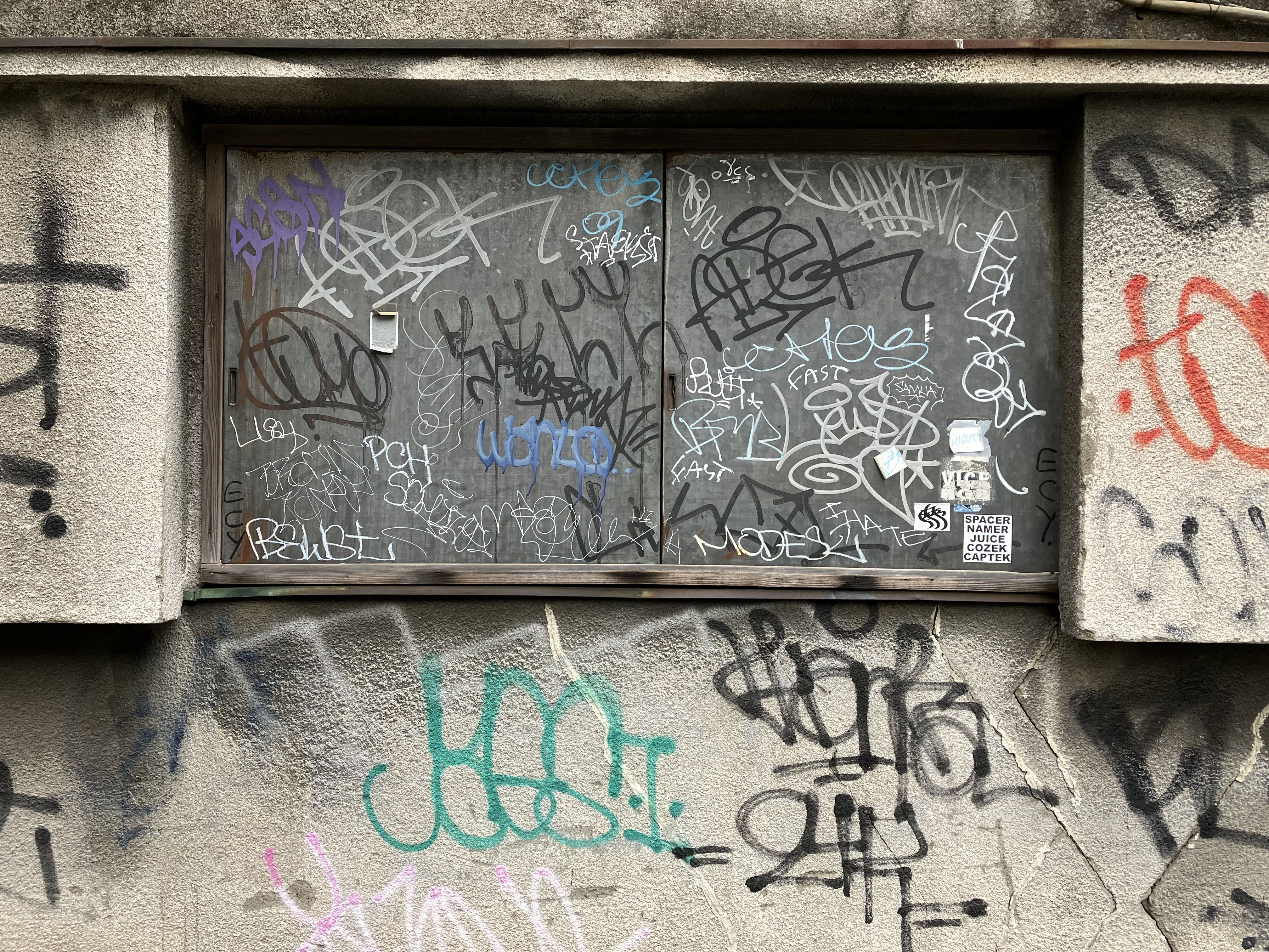 恵比寿でのカット。昭和レトロなアパートと落書きである。パッとシャッターを切っただけだが、このディテールと解像感はなかなかだと感じた。