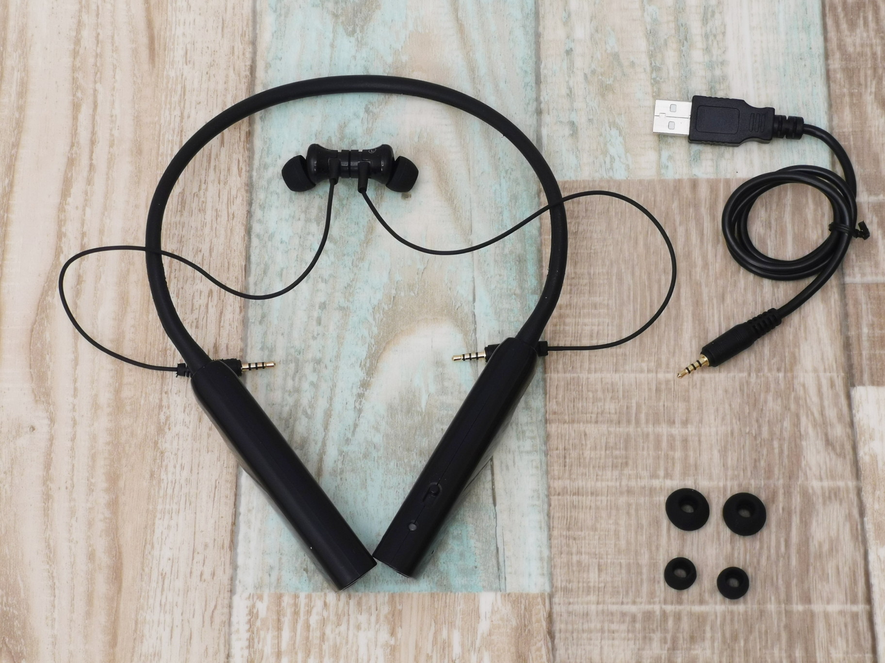 本体にイヤホン部を取り付けて使う。付属物は充電／データ通信ケーブルとS／Lサイズのイヤージェル