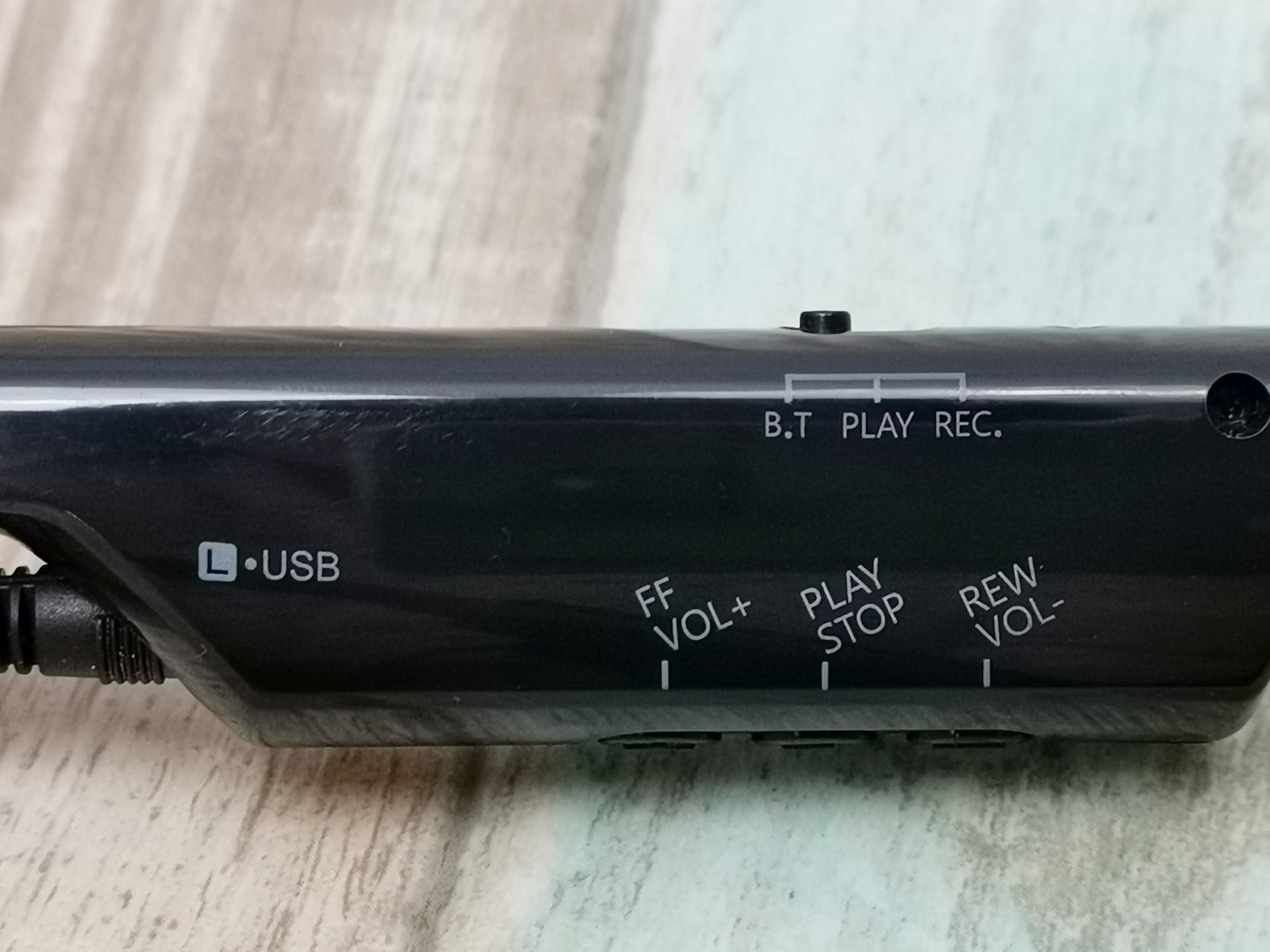 通話以外のコントロールは左側に集中している。上部にB.T、PLAY、REC.のモードスイッチ、下部に＋、PLAY／STOP、-ボタン