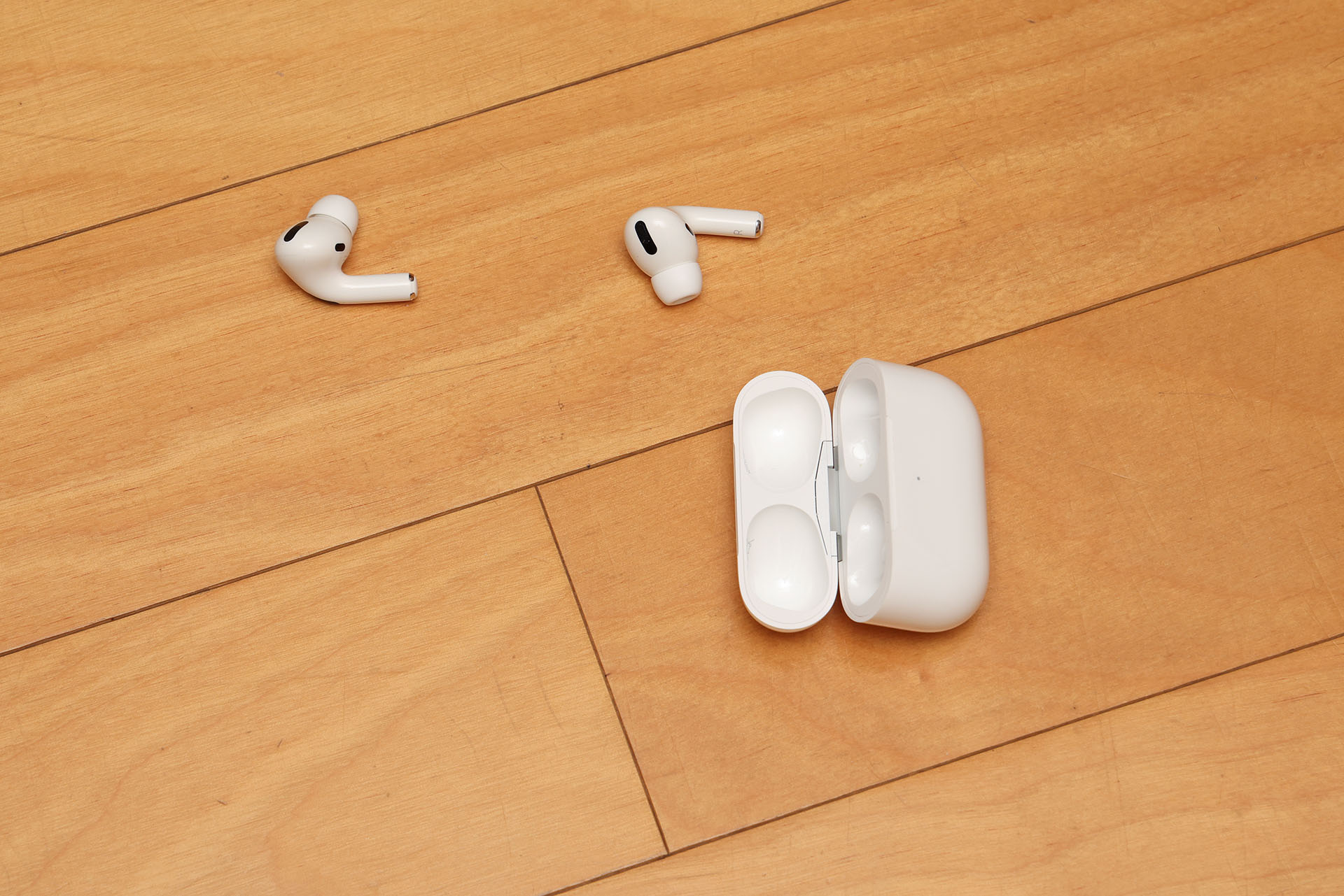 1ヶ月半の間に2度もAirPods Proを落とした。室内なんスけどね。運良く壊れなかったんスけどね。でも、室内とは言え落とし方によっては……。
