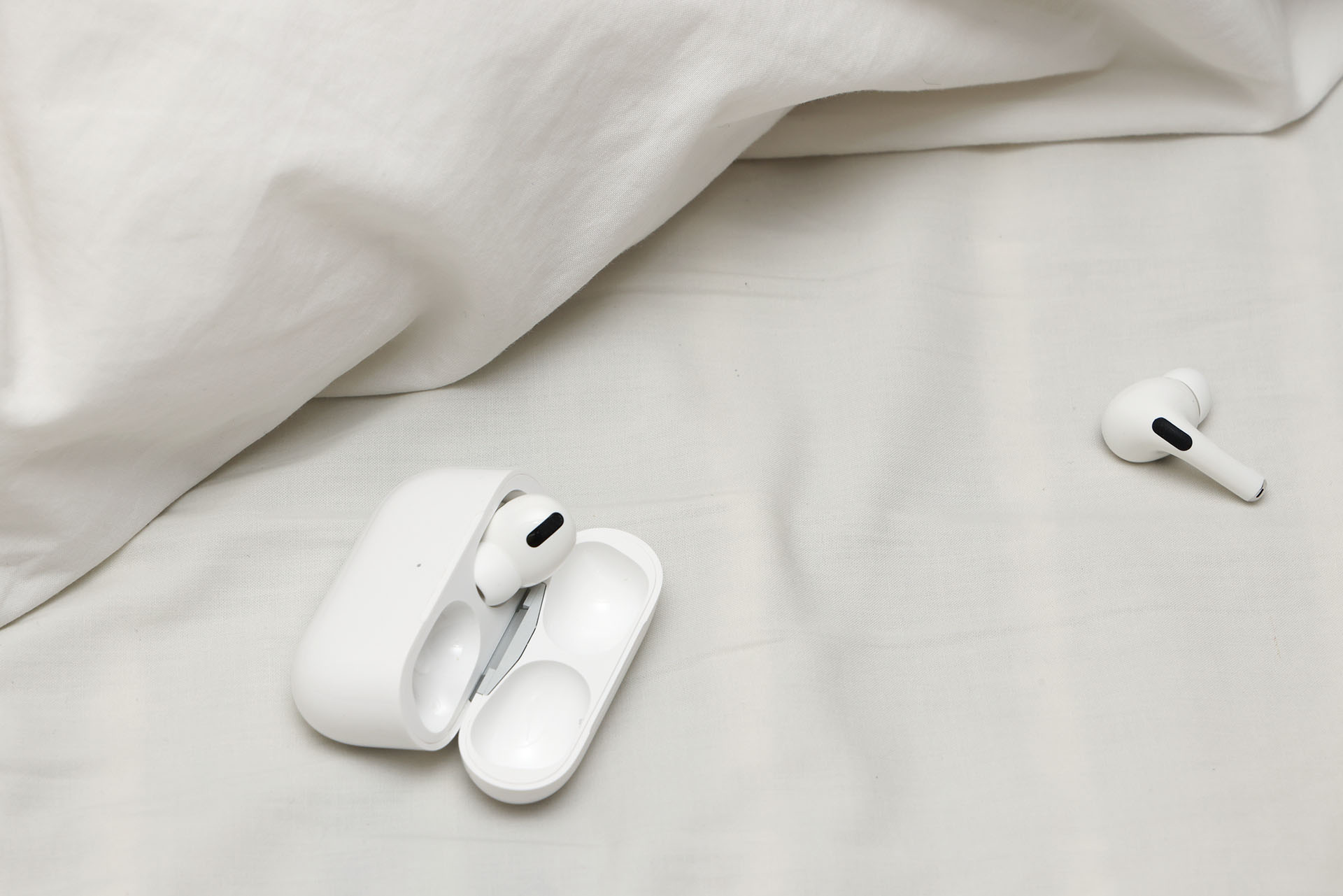 ベッドに落下の再現図。ベッドの上に落下してセーフだったが、ケース内のAirPods Proは外に出てしまった。これ床とかアスファルトとかだったらAirPods Proが破損する心配がありますな。