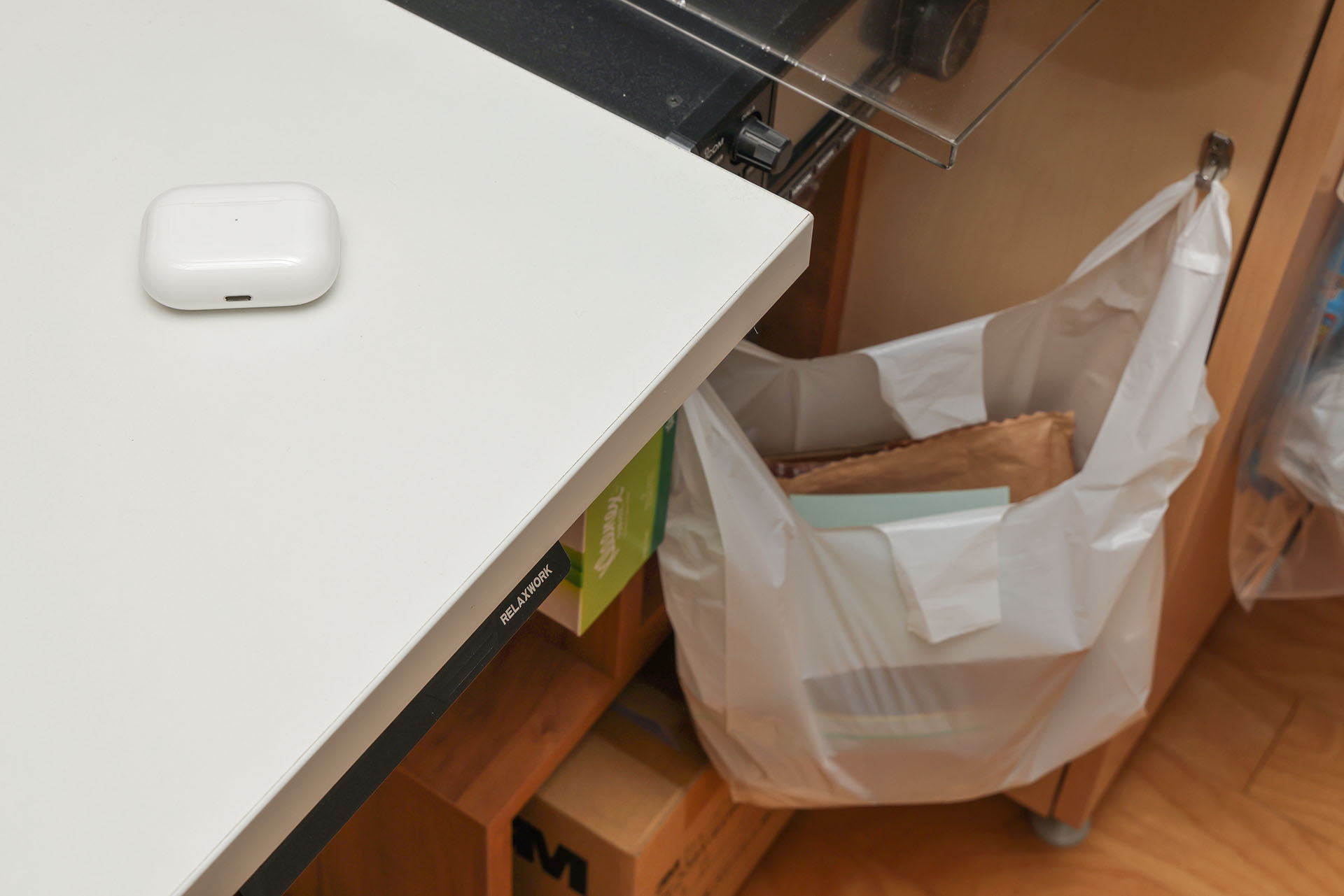 コロナ禍以後、こんなポリ袋をゴミ入れにしている。使用済みティッシュなどを入れて捨てる時に飛び出さないよう密封し、より大きなポリ袋に入れて捨てている。さておき、奇跡的（？）にこのゴミ入れがAirPods Proをキャッチしてくれて助かった。