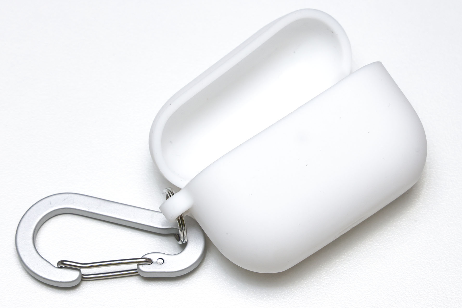 superdivisionブランドのAirPods Pro用ケースで、素材はシリコーン。Amazonで999円だった。外側はマットな手触りで、内側はツルツルした感じ。