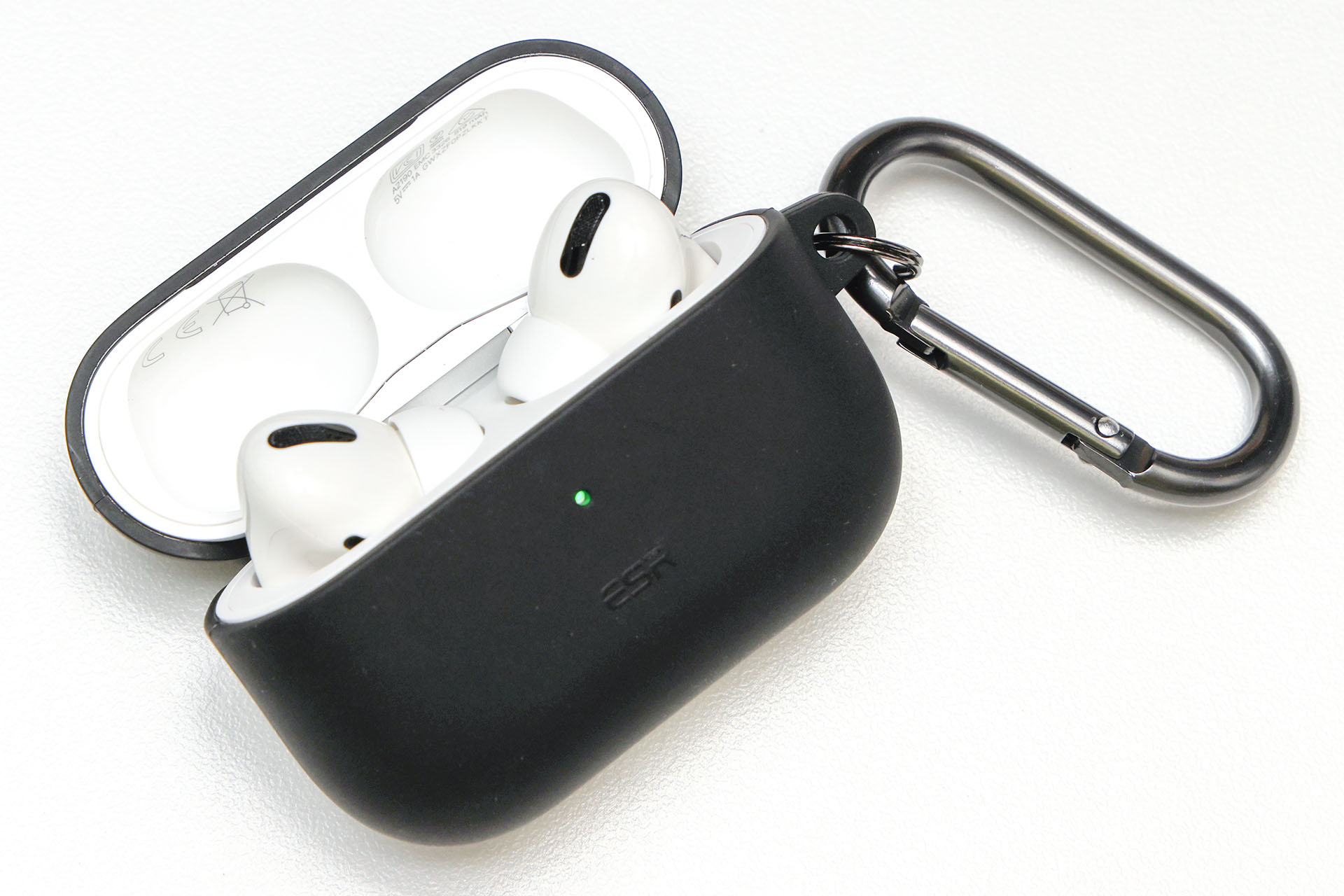 工作精度はなかなか高く、隙間もあまりない。上部ケースは、両面テープを使わずともAirPods Proに密着して外しにくいほどピッタリのサイズ。ケース下部は付属治具を使わないと外すのが難しいくらいピッタリのサイズ。