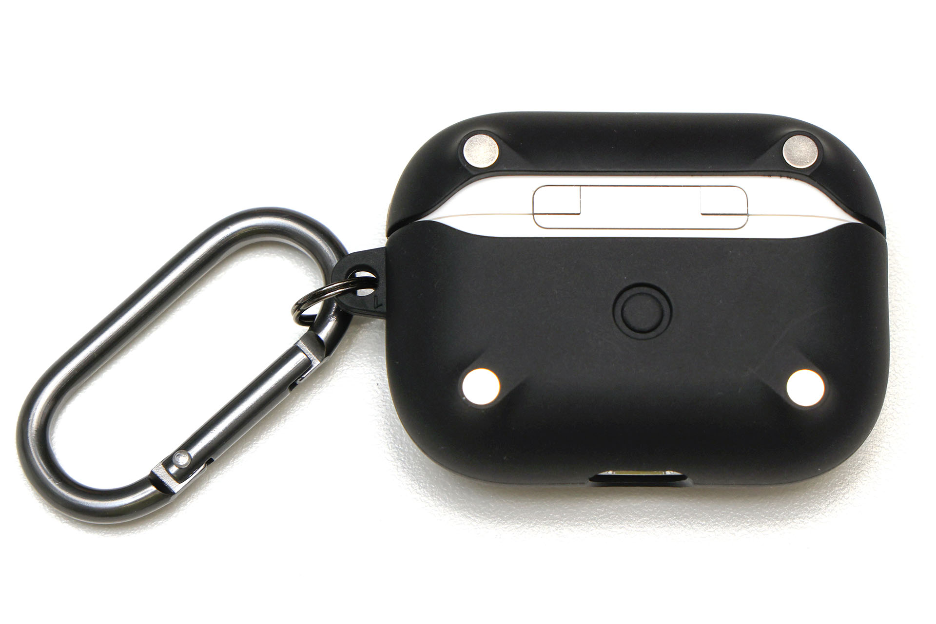 ケース背面には4つのマグネットが埋め込まれており、これによりMagSafe対応充電器にマグネット吸着して充電することができる。