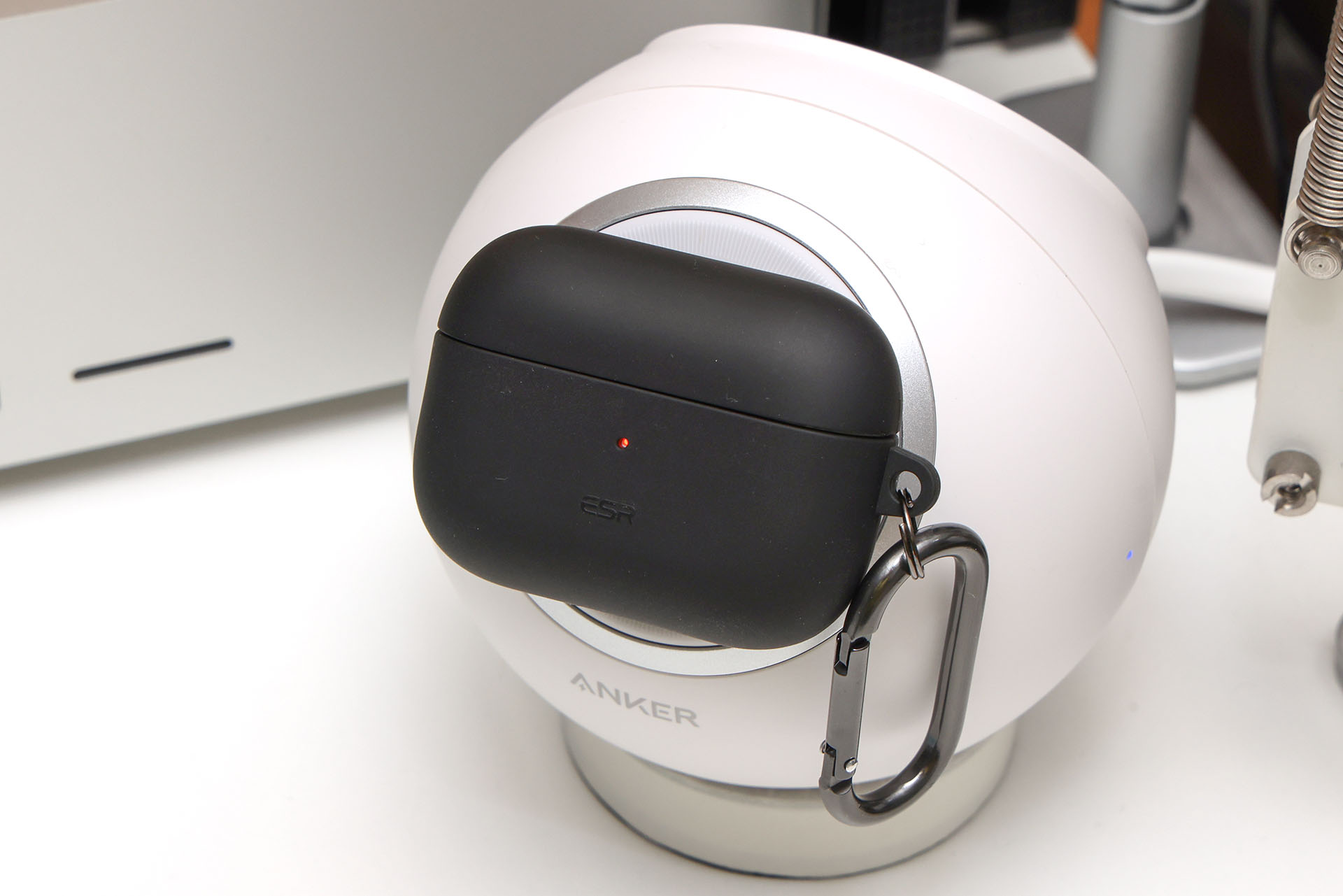 旧AirPods Proをマグネット吸着充電できた♪　ただ、ケースの厚みがあるぶん、もしかすると充電効率が多少落ちているのかもしれないが、そのあたりは検証できていない。