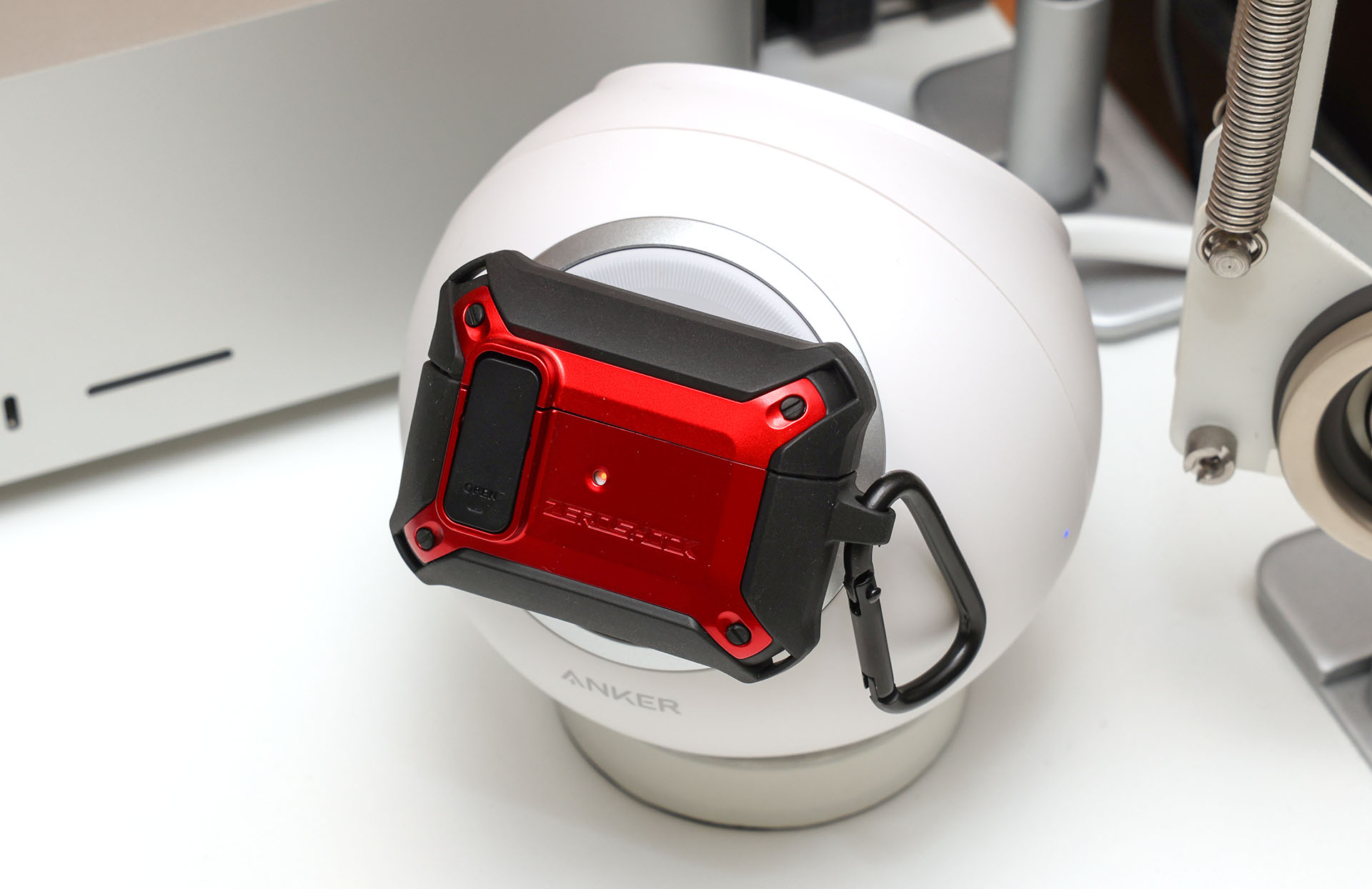 あ〜らデキた♪　ただし、似たような傾斜にしたApple純正MagSafe充電器には吸着しなかった。かなり傾斜をなだらかにする必要がある。この「Anker 637 Magnetic Charging Station」の場合、充電パッド表面がほどよく滑りにくいため、マグネット吸着充電ができたものと思われる。