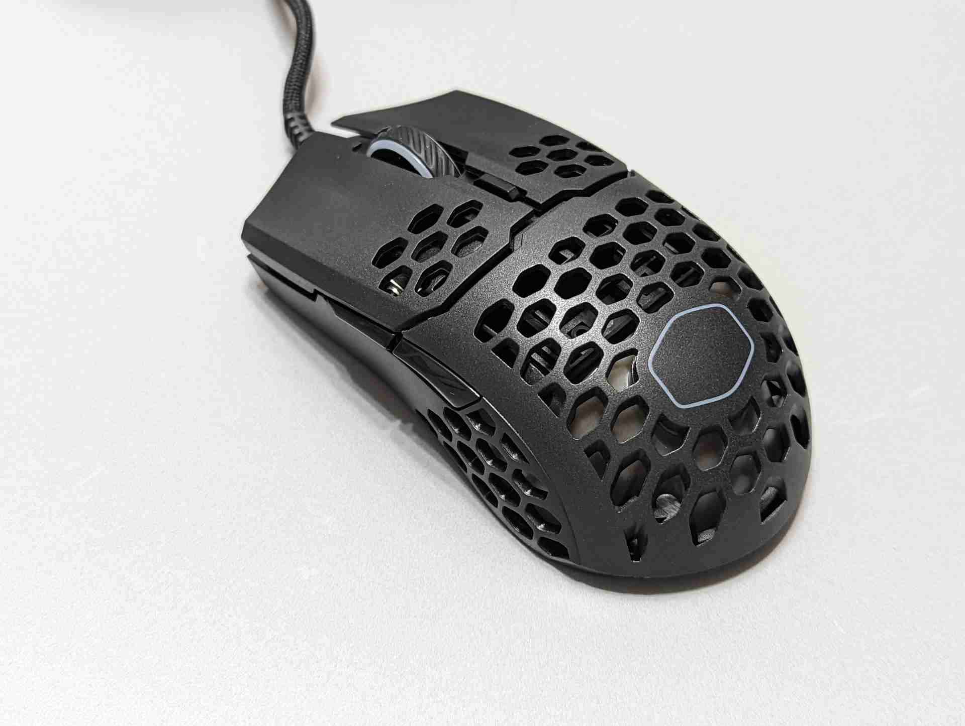 後方から見るとほぼ全体に穴が開いていることが分かる