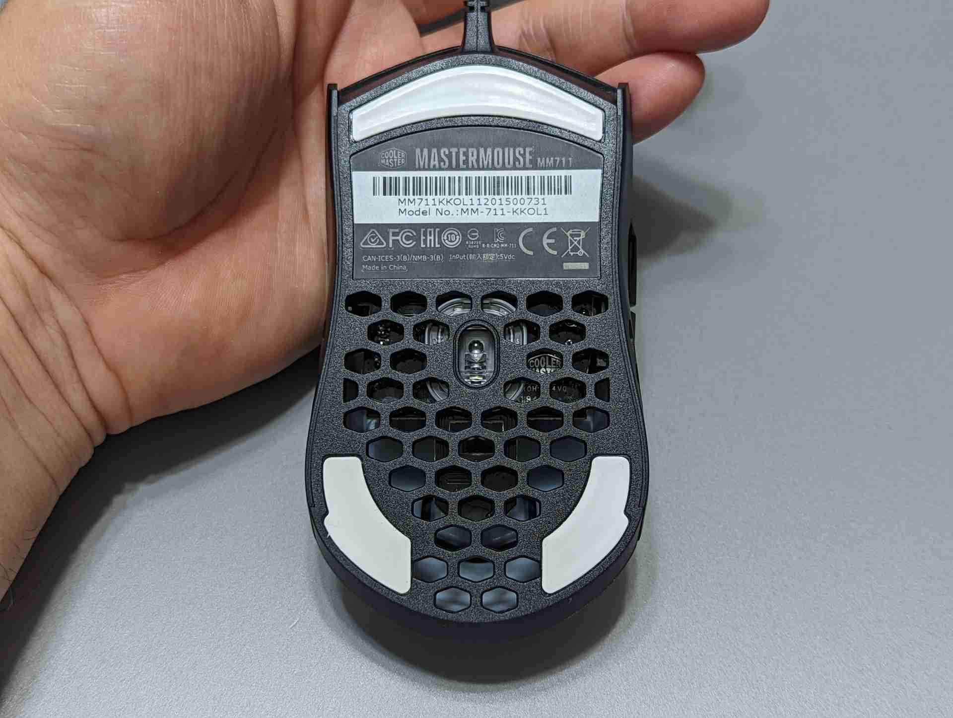 底面にもハニカムの穴が開いている