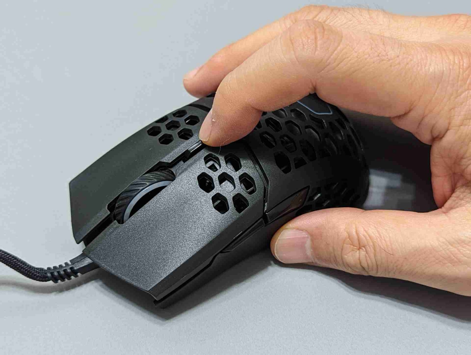 ハニカム構造ながら実売3千円前後、60gの軽量マウス「MM711