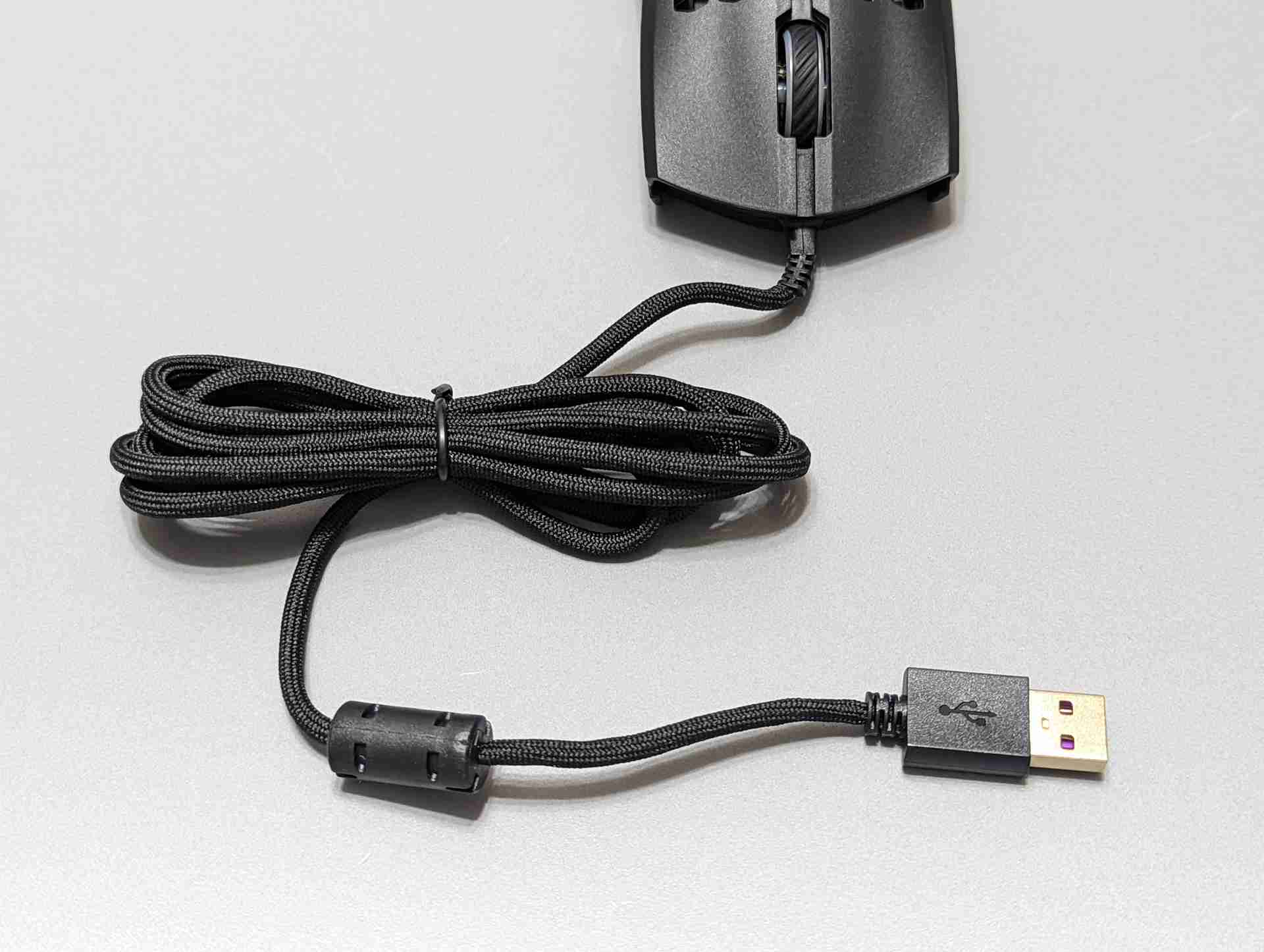 ケーブルの被覆は布製なので取り回しは良好だ