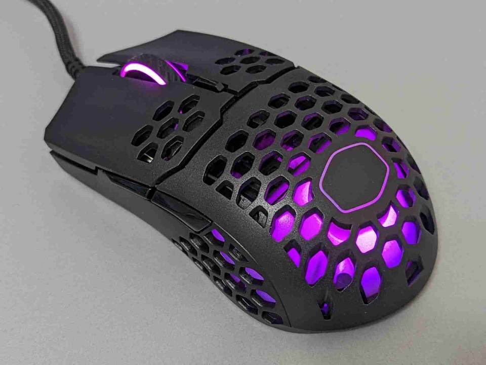 ハニカム構造ながら実売3千円前後、60gの軽量マウス「MM711