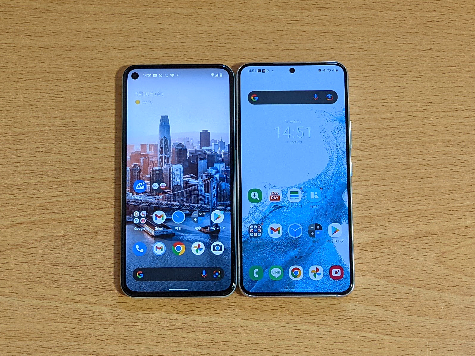 Pixel 5（左）との比較。画面はGalaxy S22（右）のほうが若干大きいです