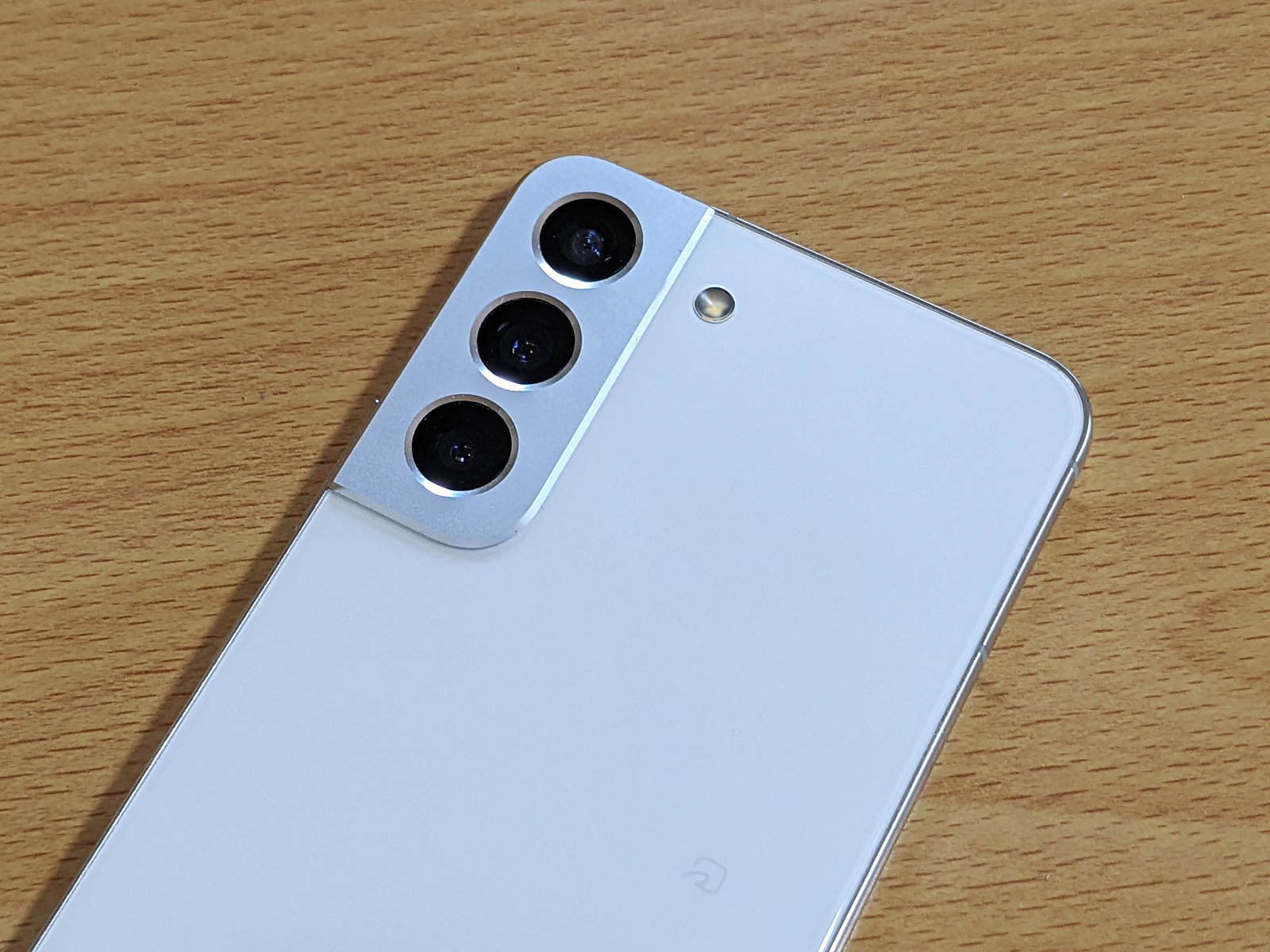 カメラは3レンズ構成。なんだかんだで望遠カメラがあると撮影自由度が上がるので、有り難い！