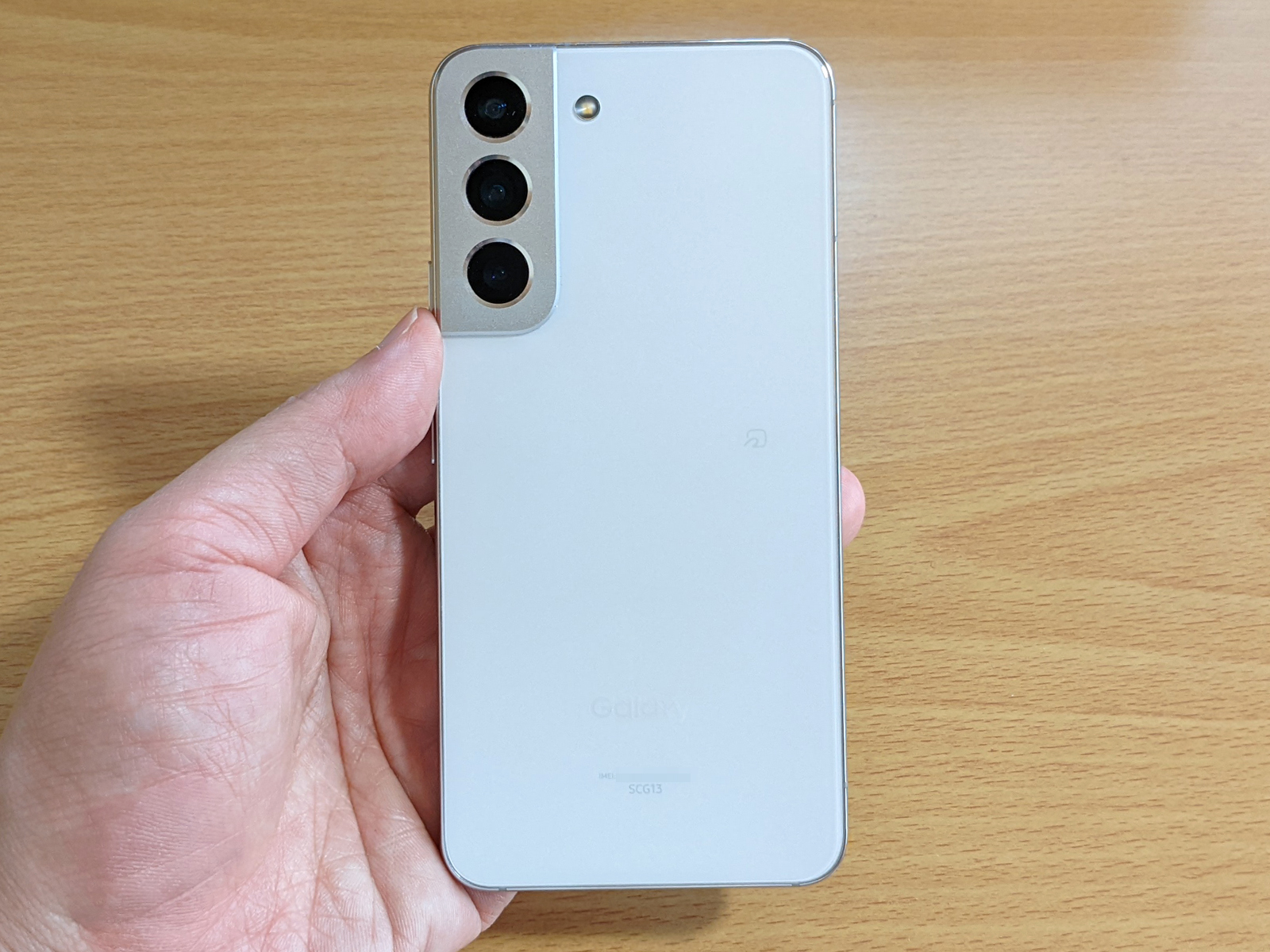 Galaxy S22の本体背面。auロゴはないものの、Galaxyロゴの下あたりにIMEI番号と型番（SCG13）が小さくプリントされています
