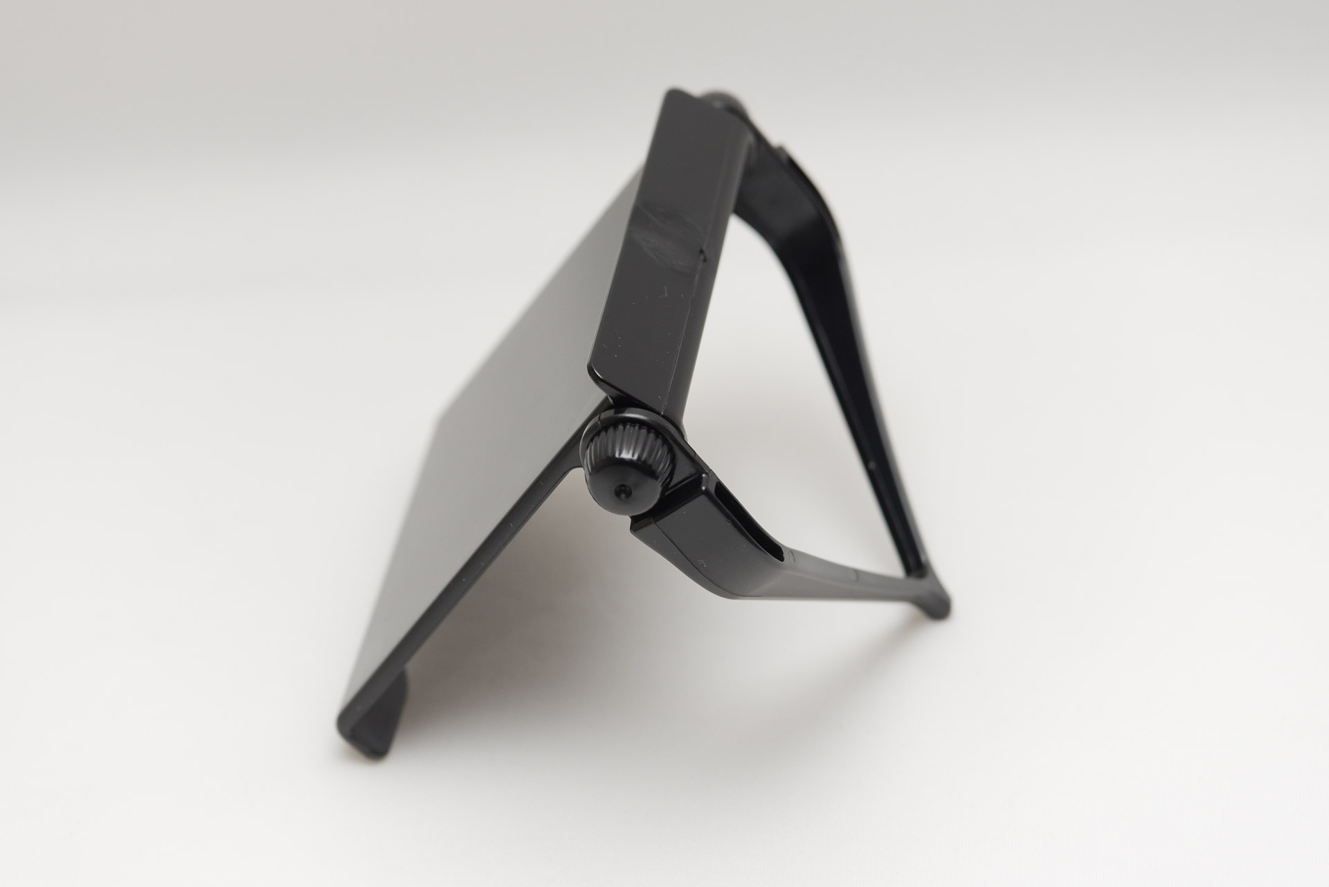 ヒンジ部分のツマミを緩めて脚の角度を決め、締め込んで固定する