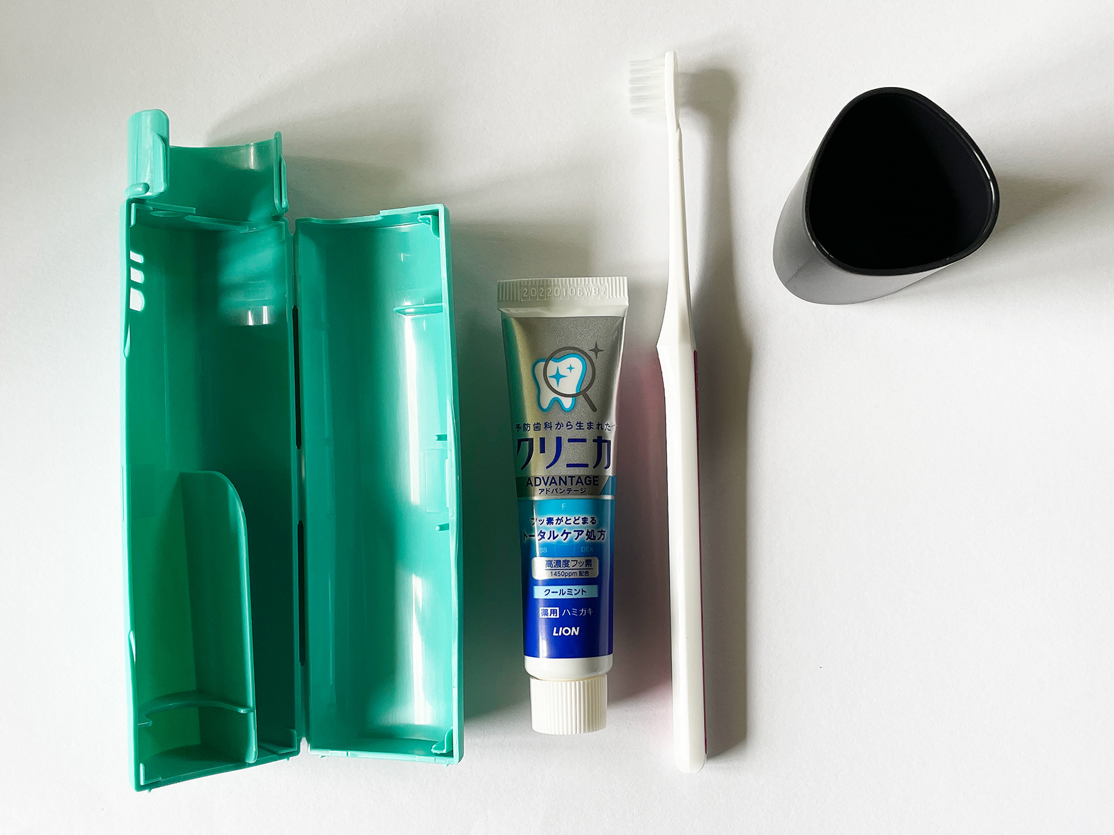 ハミガキハブラシセットの内容物。ケースがプラスチック製、かつ横に開くので、汚しても丸ごと水洗いしやすく便利です。