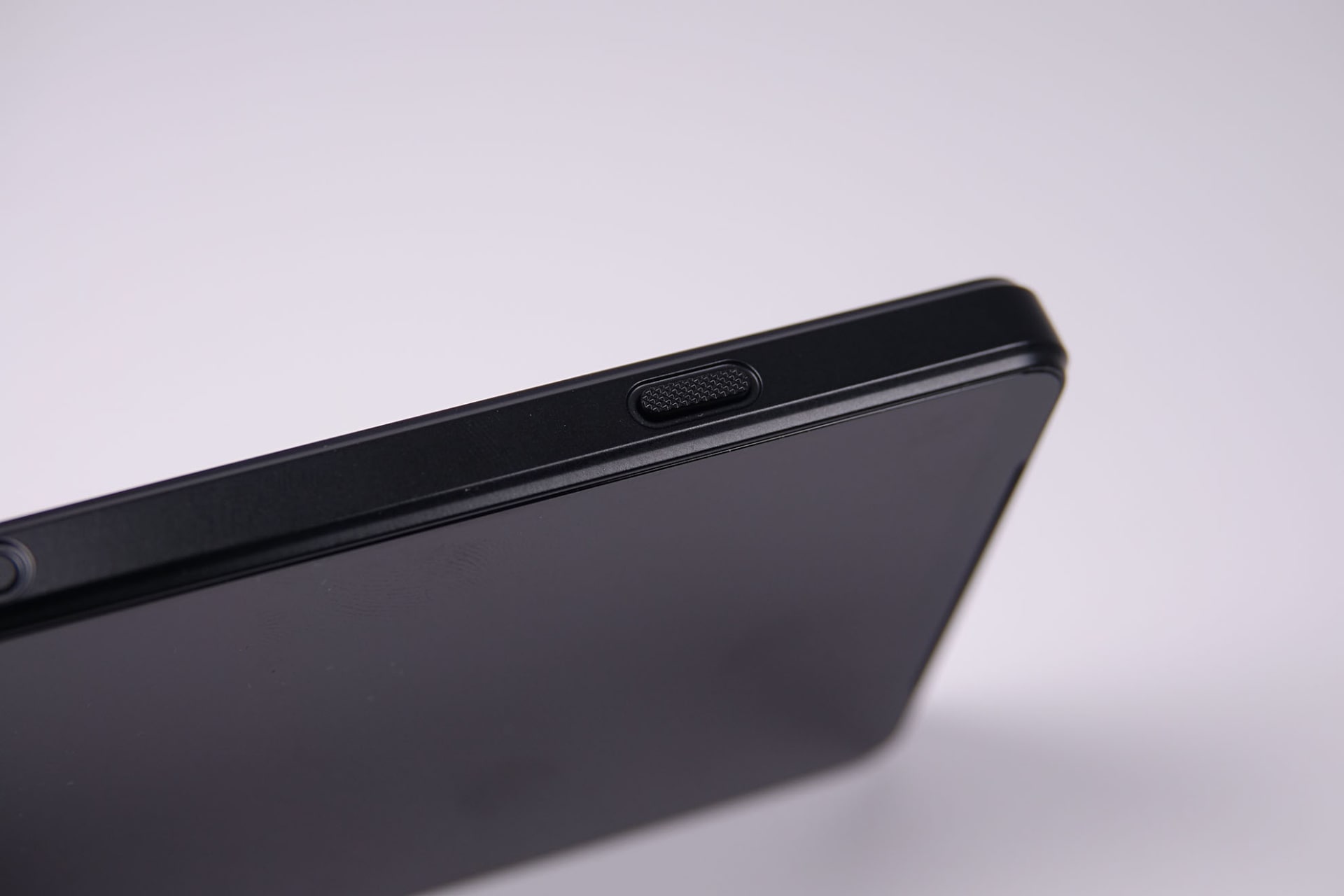 右側面には、音量ボタンと電源ボタン（左）、シャッターボタン（右）が備えられている