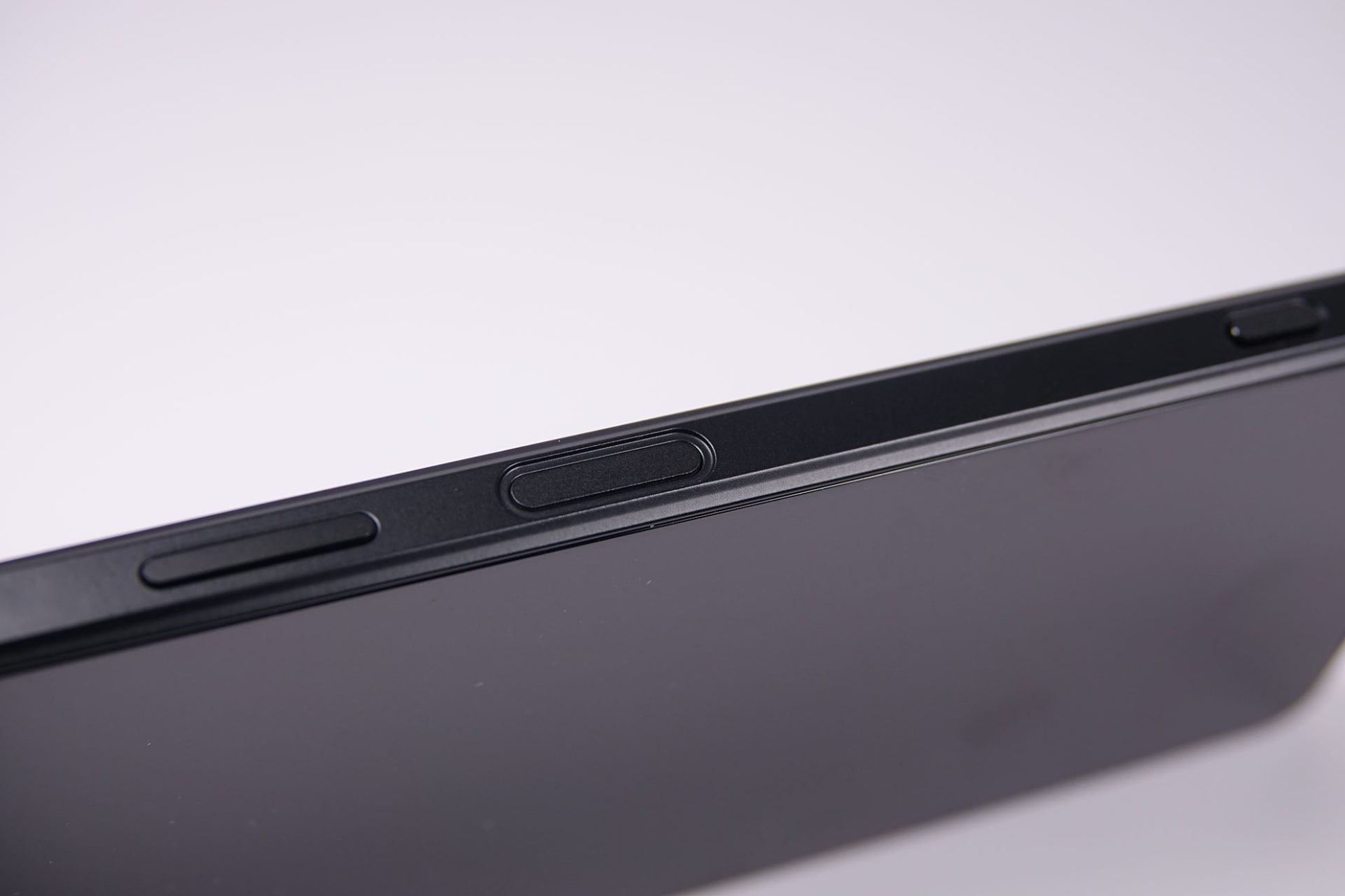 右側面には、音量ボタンと電源ボタン（左）、シャッターボタン（右）が備えられている