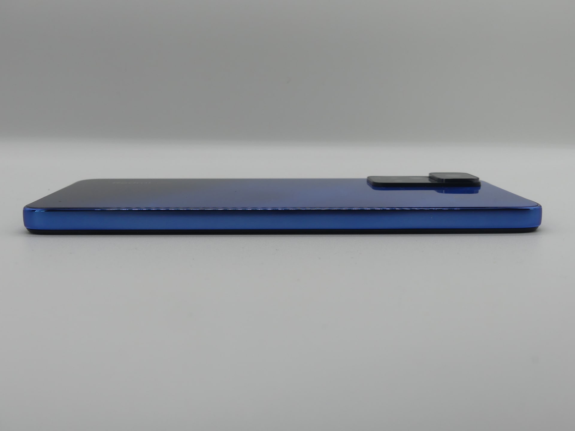 右側面に指紋センサーを搭載した電源ボタンと音量キー。左側面にキーはなくすっきりしたデザイン。