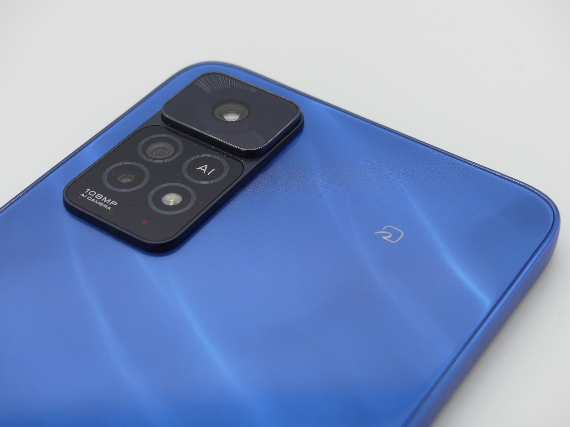 上部にカメラとFeliCaのマーク。本体の先端部をかざしておサイフケータイを利用できる。