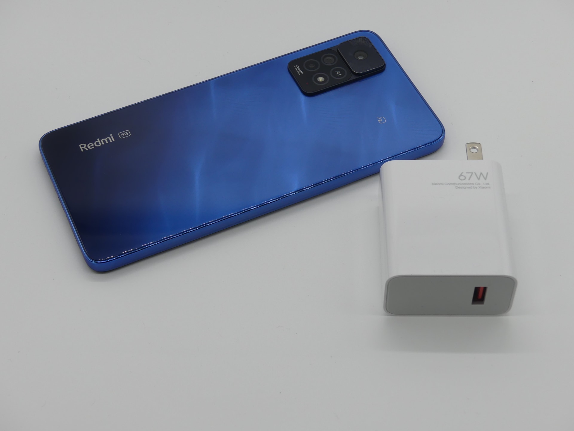 端末に同梱される67Wの充電器。Redmi Note 11 Pro 5Gだけでなく、様々な機器を充電できる。