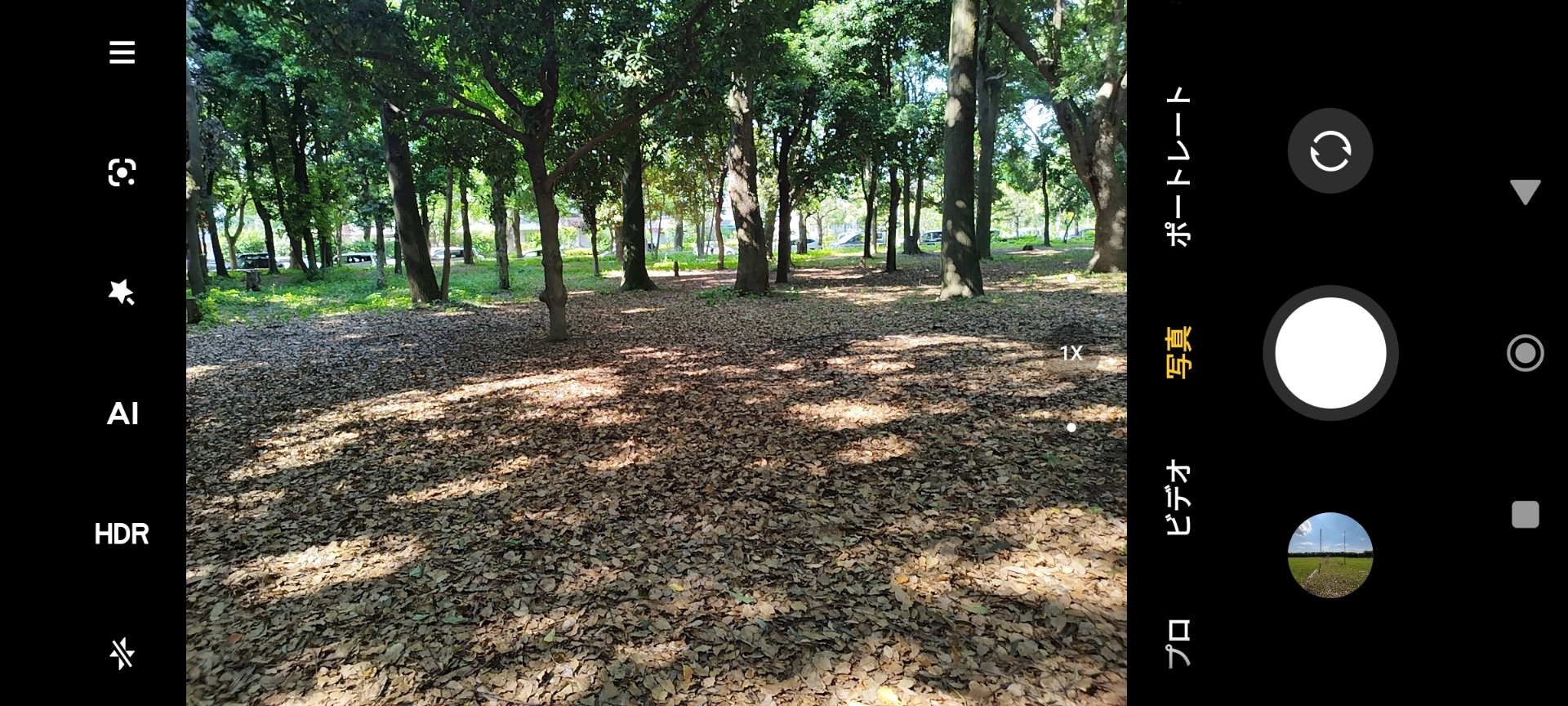 通常の「写真」モード時のファインダー画面。「AI」や「HDR」などのオン／オフを設定できる。