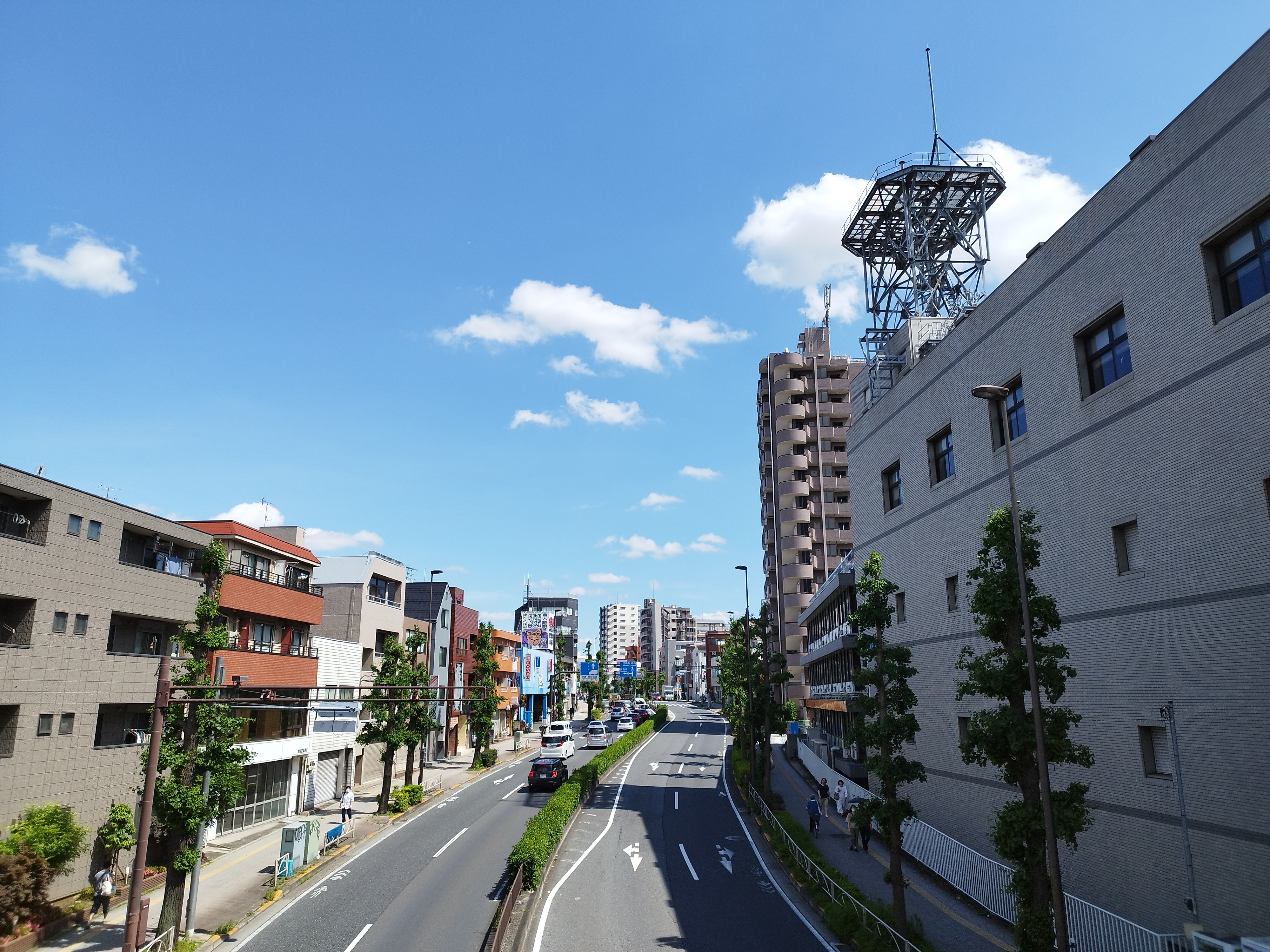 通常の「写真」モードで撮った場合を比較。1億800万画素で撮ると、建物の上の携帯電話のアンテナが拡大してもくっきり。