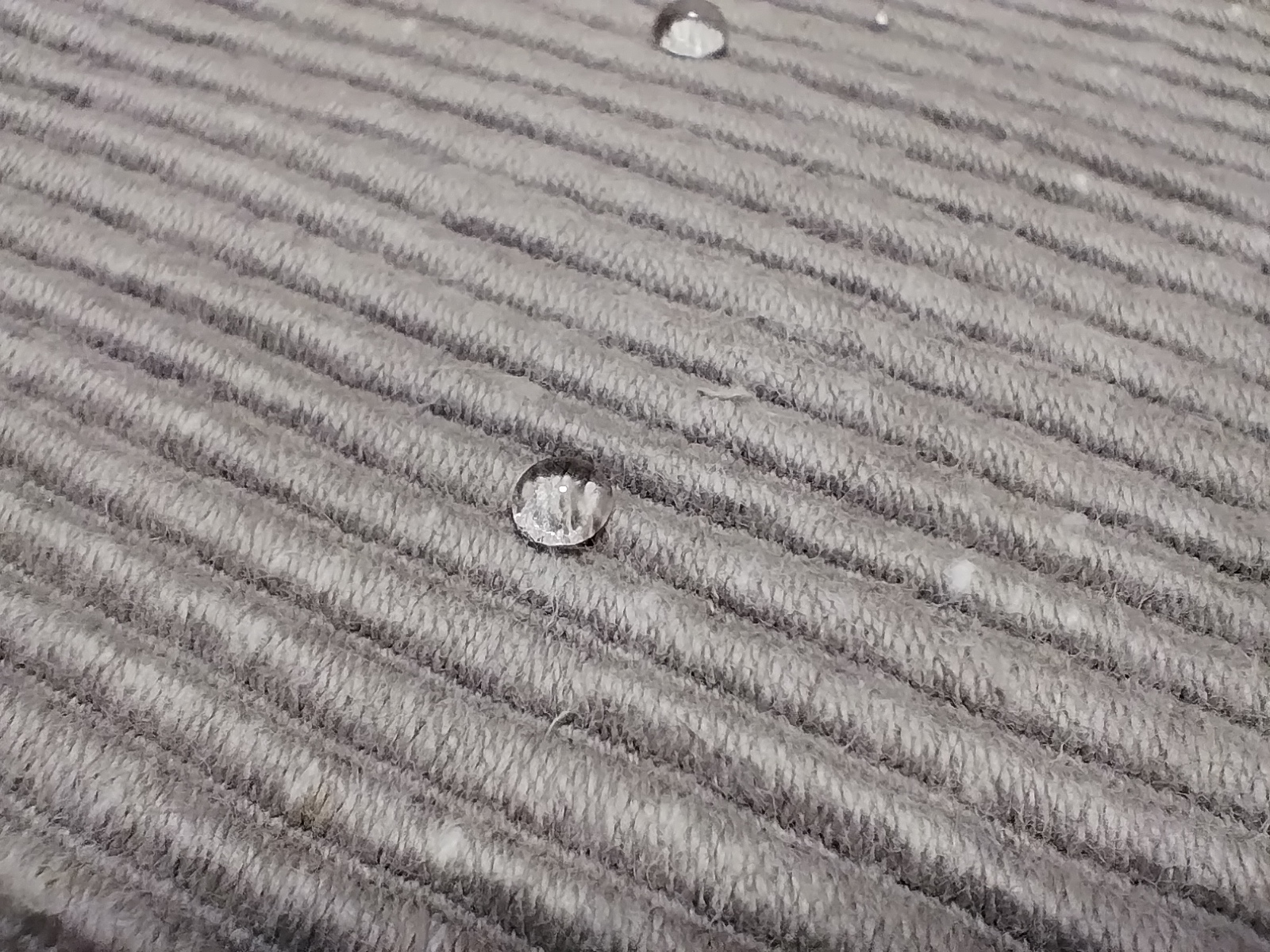 布の上の水滴をマクロカメラで。