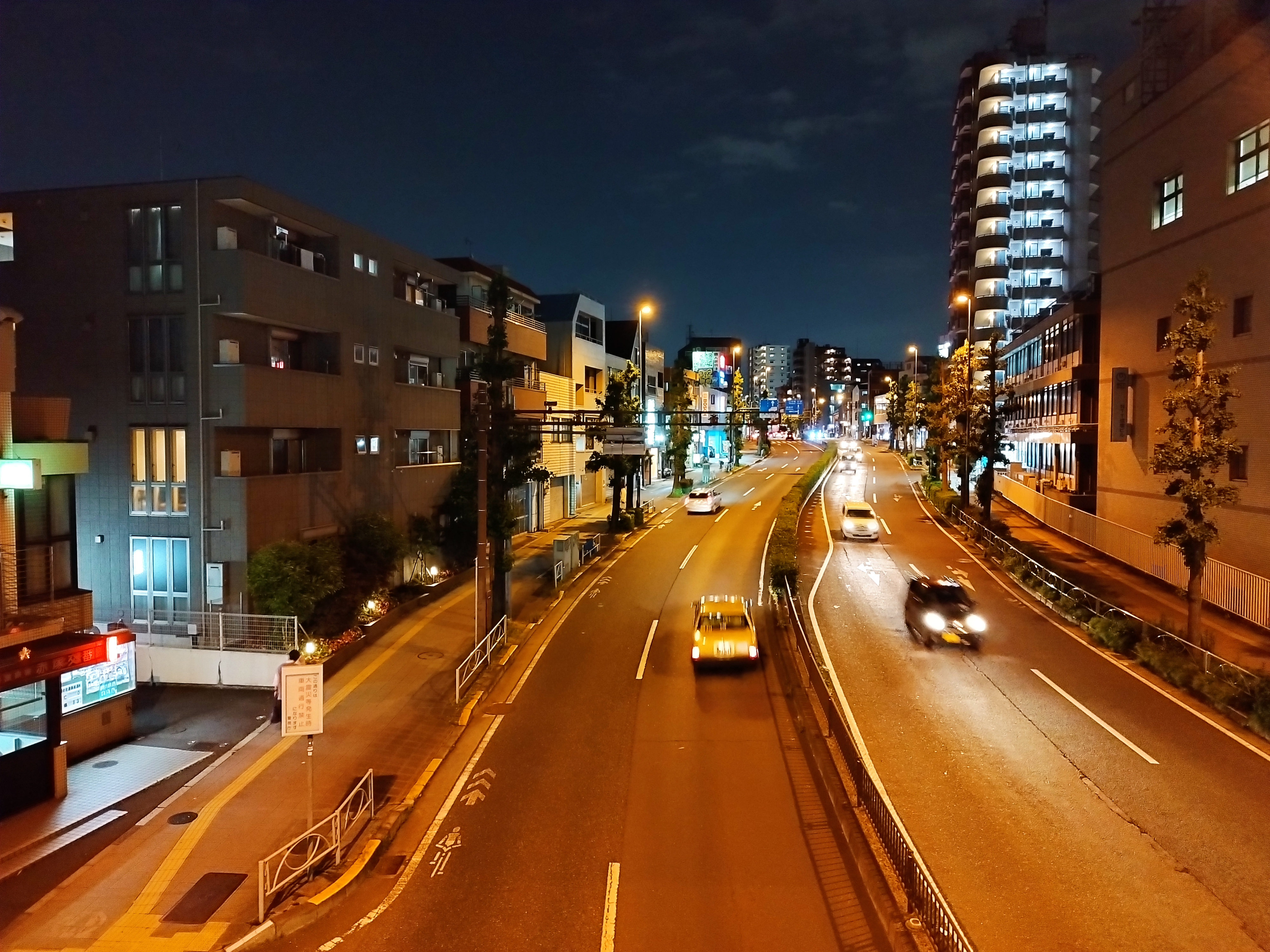 夜の道路を「AI」をONにして撮影。AIをオンにするとオレンジ色の街灯の色が強調された。