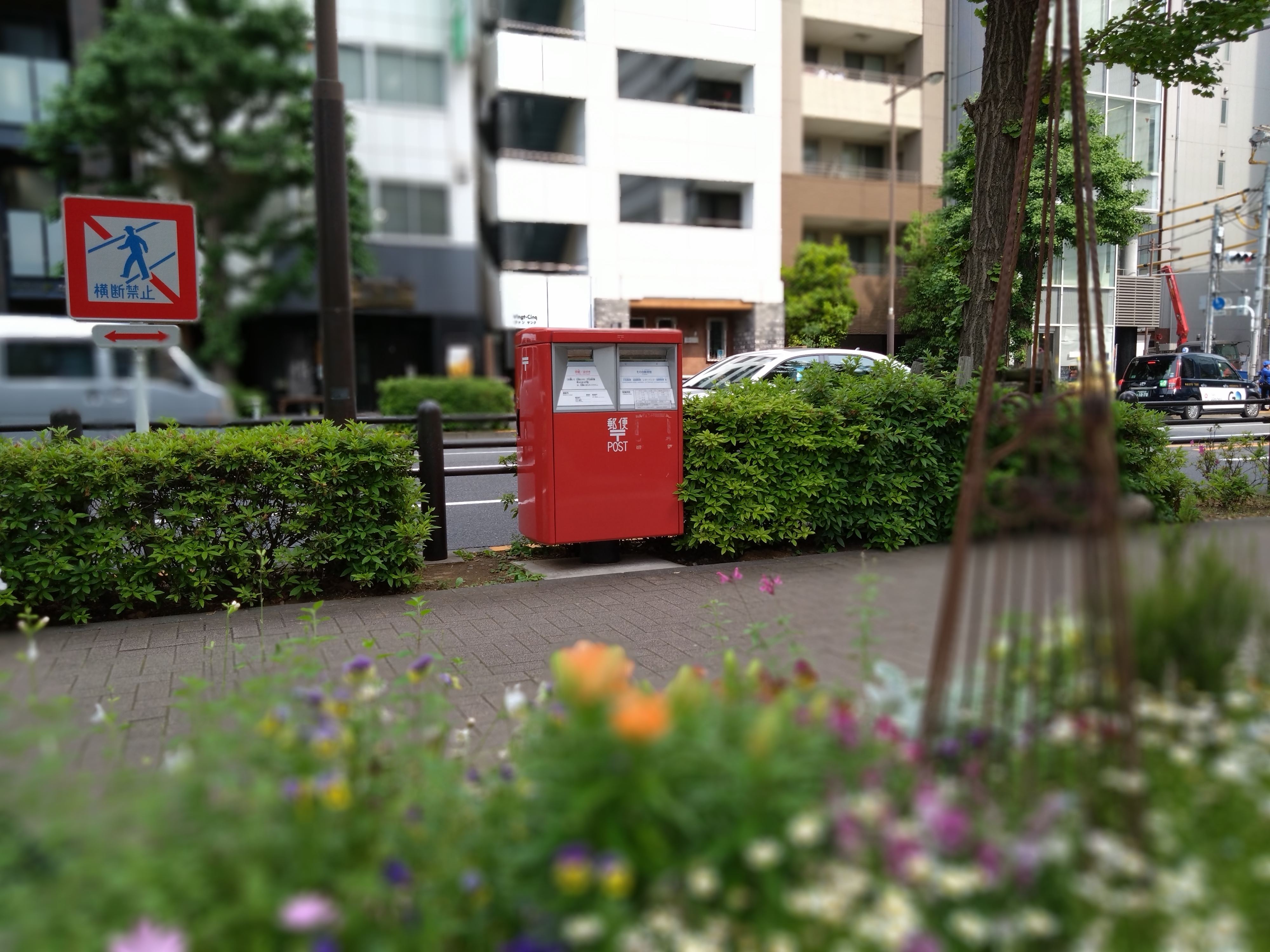 特定のピント位置以外をぼかせる機能を搭載している。画像は、ポストや標識付近にあわせたもの